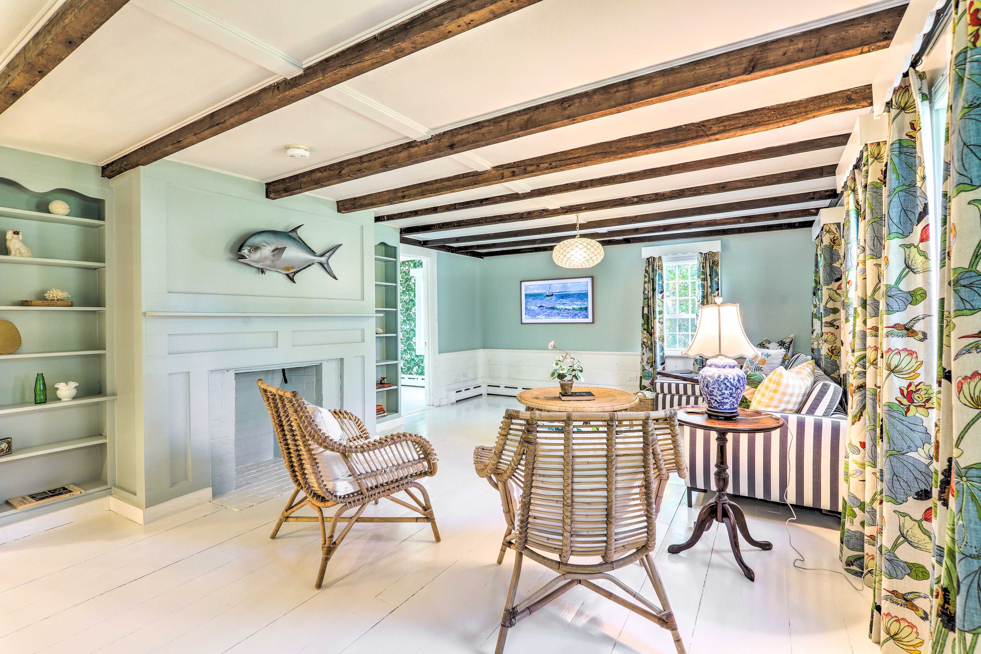 Living Room | Smart TV | Board Games | Books