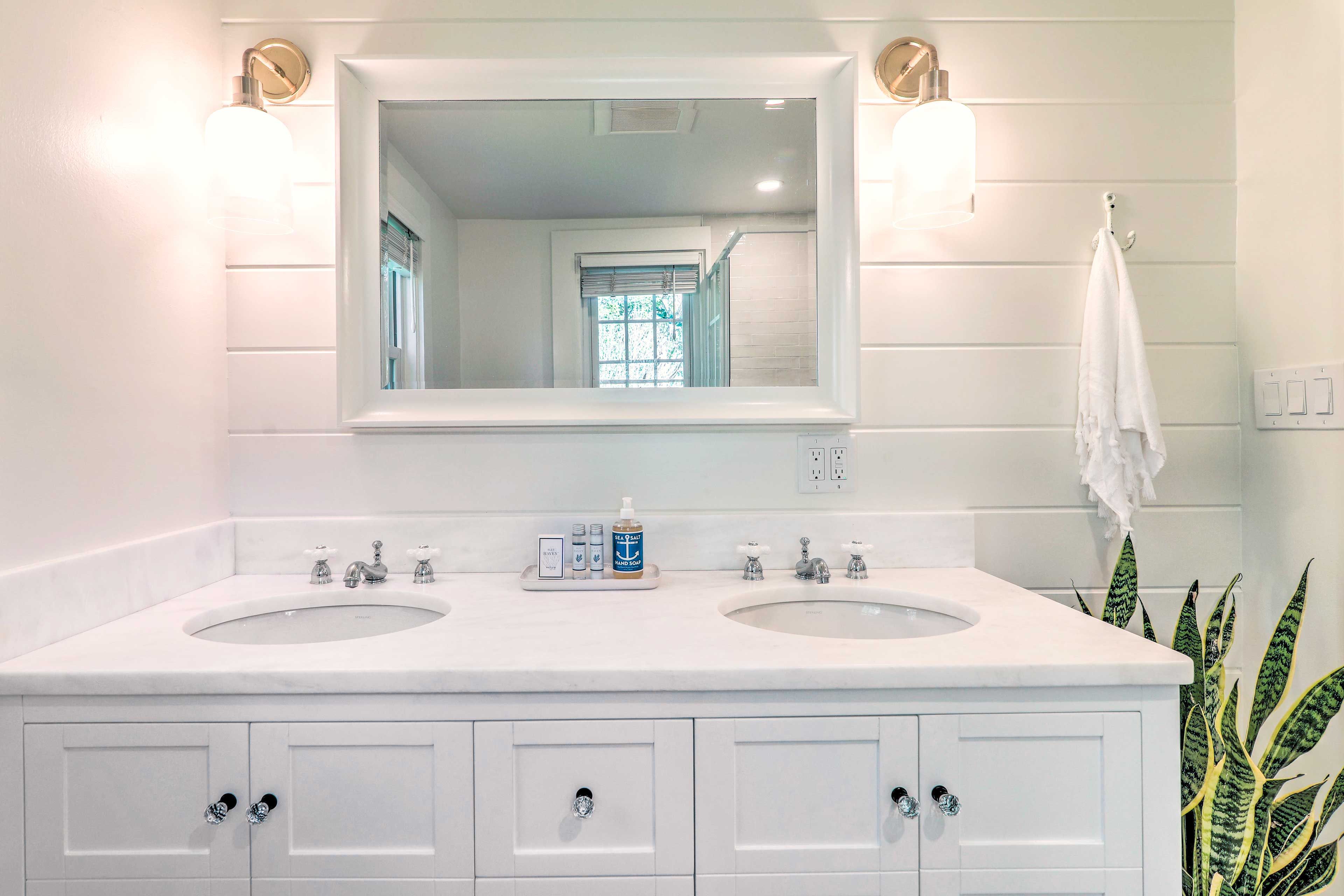Full Bath | Towels Provided | Hair Dryer | Complimentary Toiletries