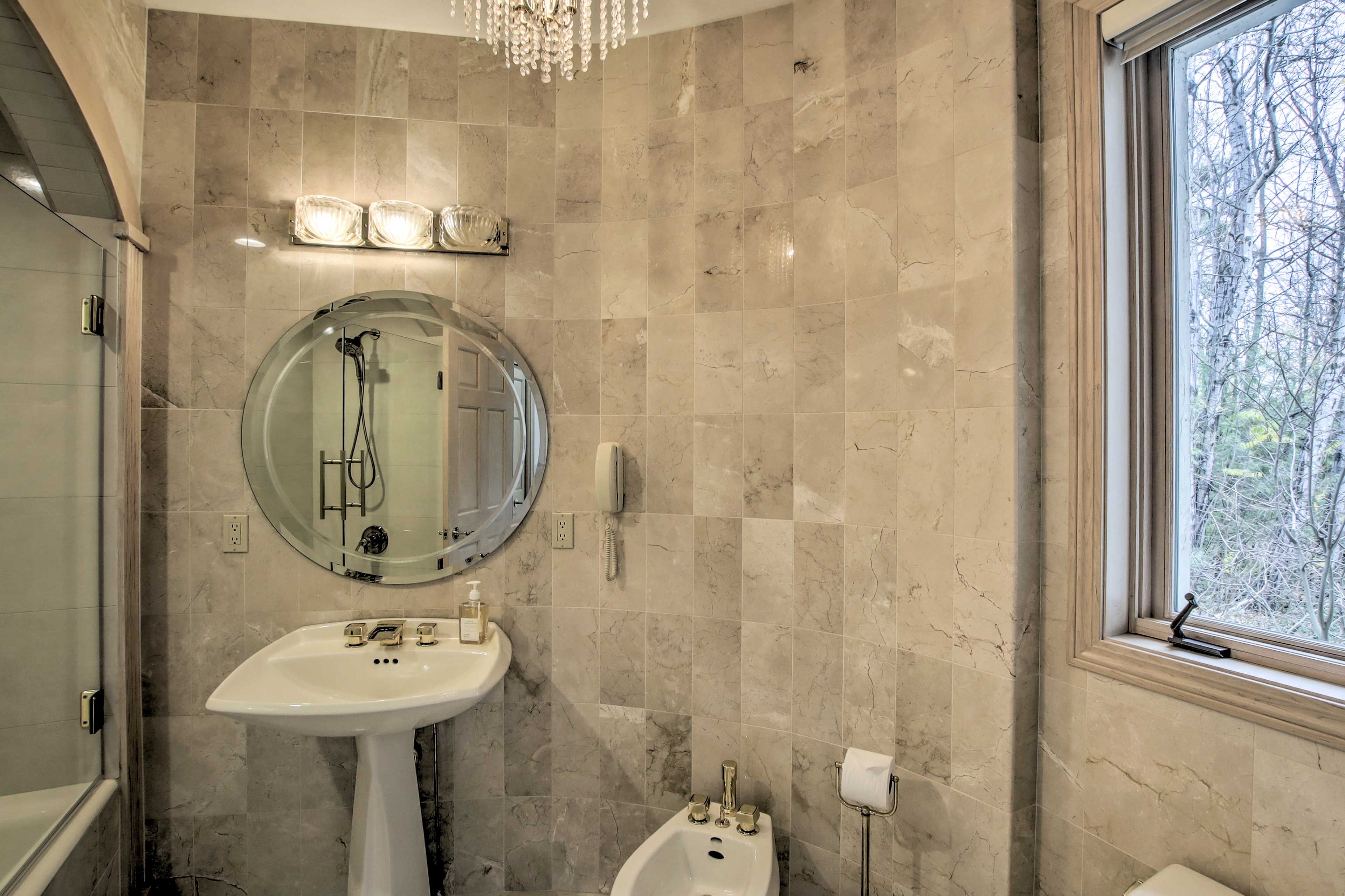 Full Bathroom | 1st Floor | Towels Provided