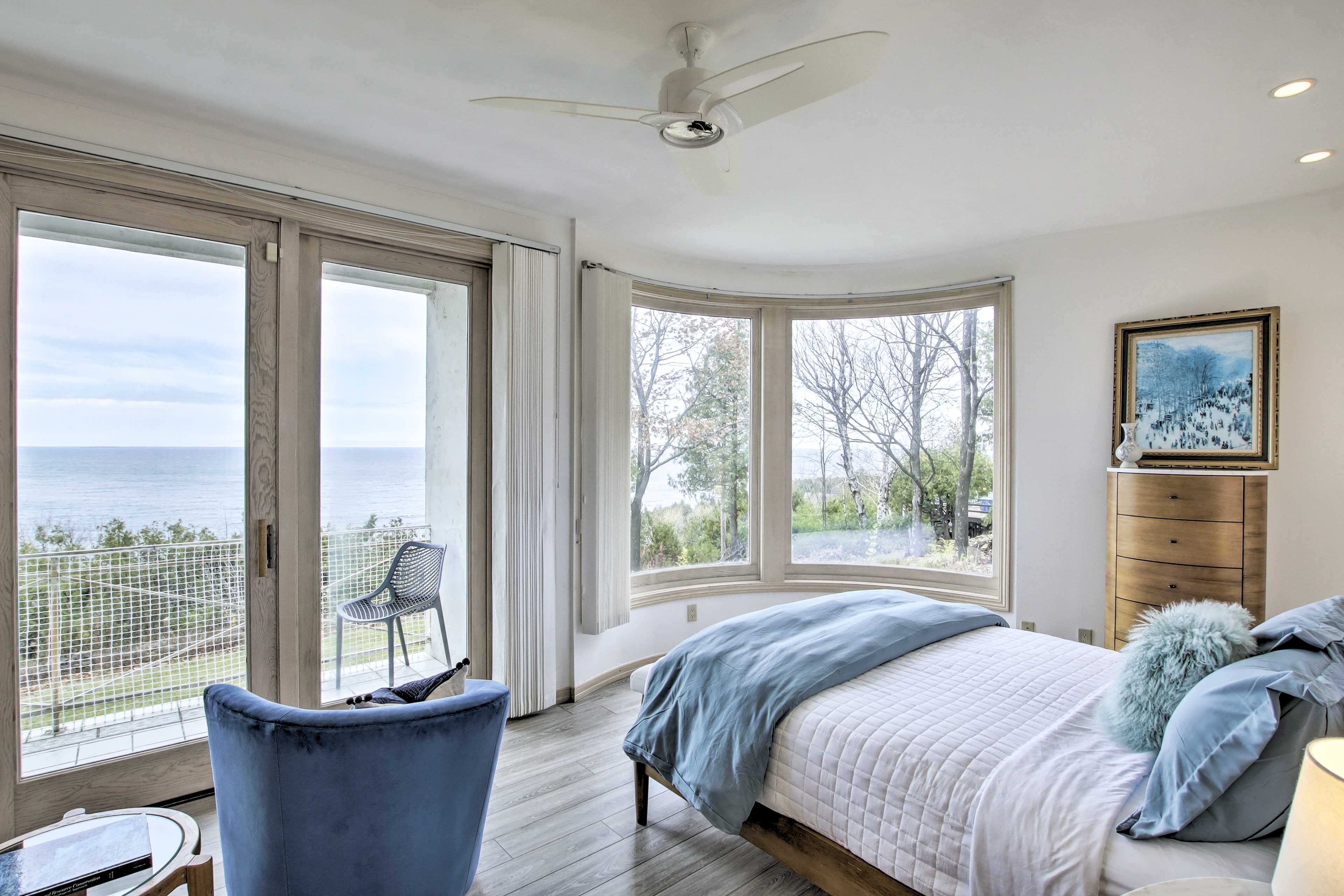 Bedroom 1 | Queen Bed | 1st Floor | Fireplace