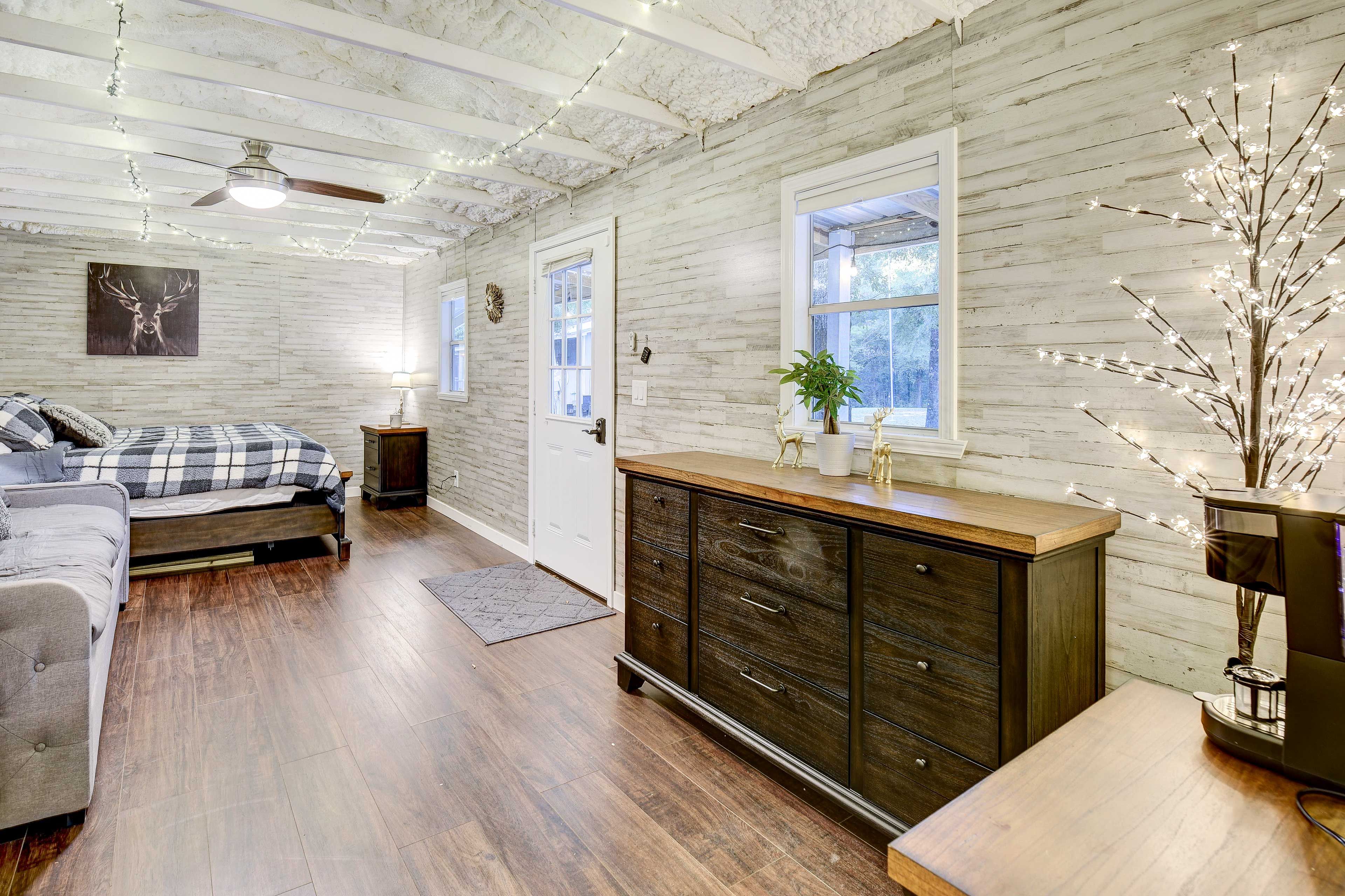 Bedroom 2 (Small House) | King Bed | Twin Daybed w/ Twin Trundle