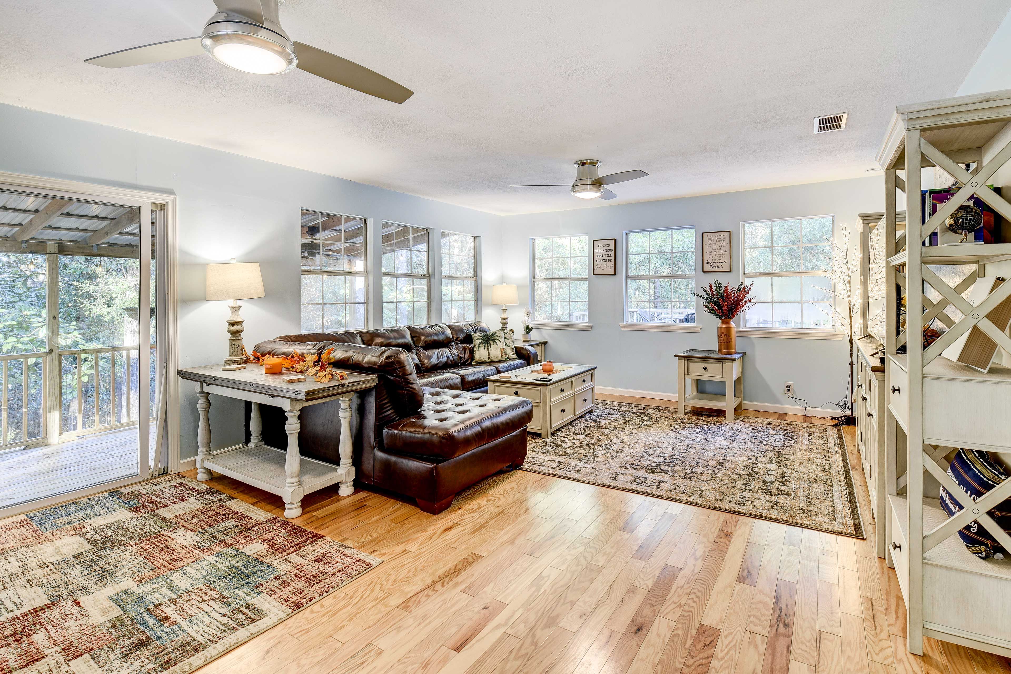 Main House Living Room | Sleeper Sofa | Smart TV | Central A/C | Towels/Linens