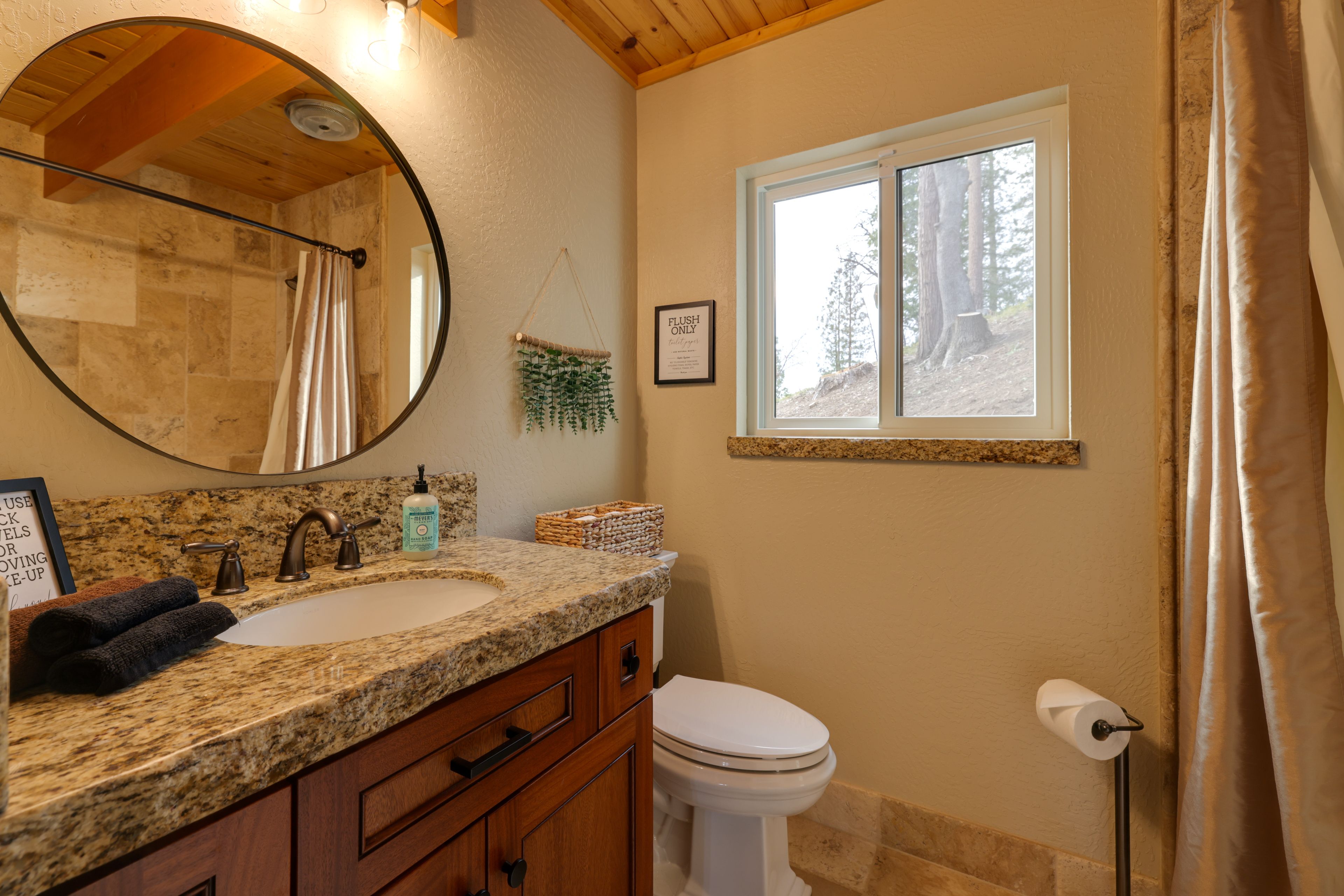 Full Bathroom | Towels Provided | Complimentary Toiletries
