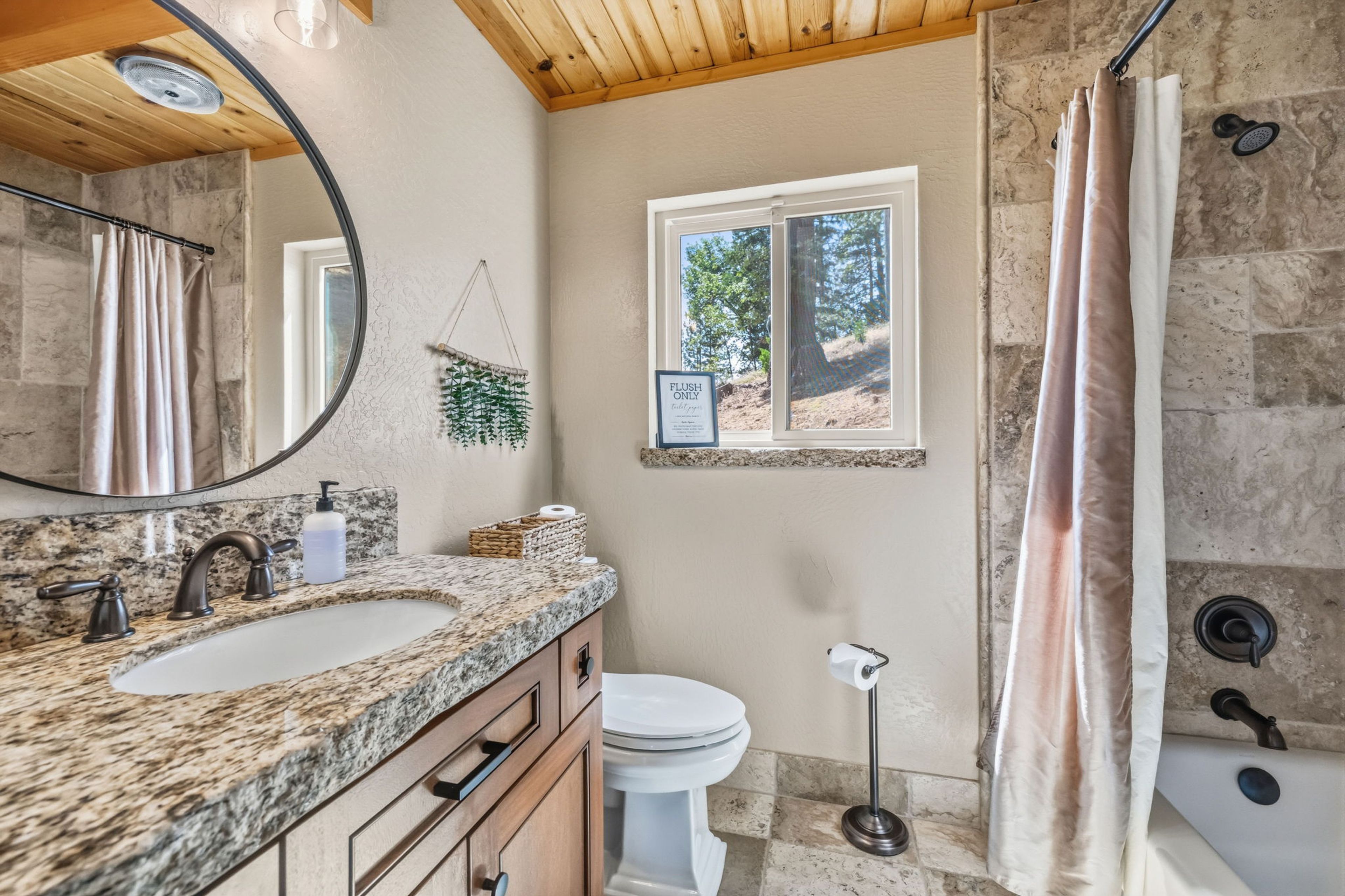Full Bathroom | Towels Provided | Complimentary Toiletries