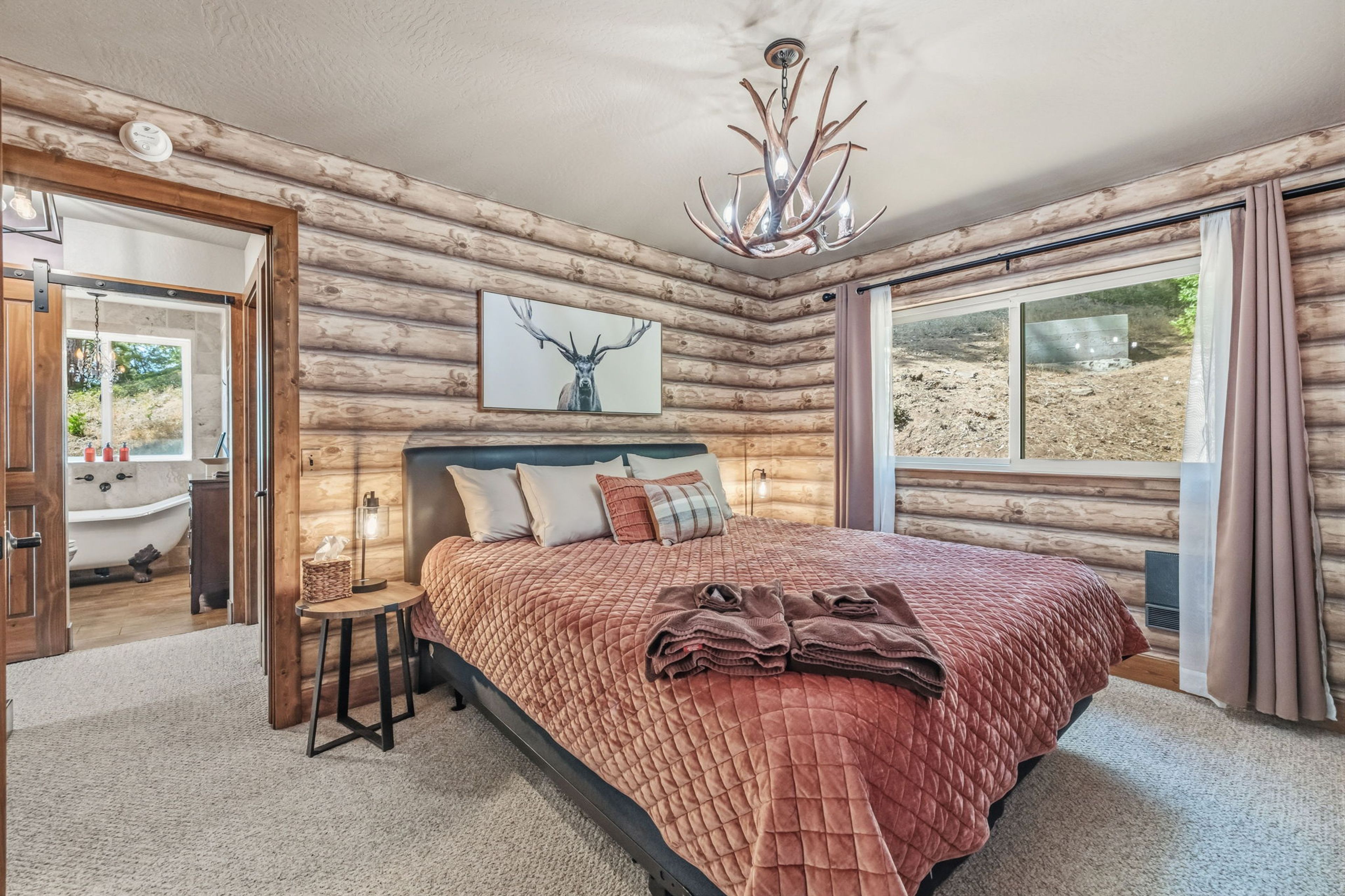 Bedroom | King Bed | Linens Provided