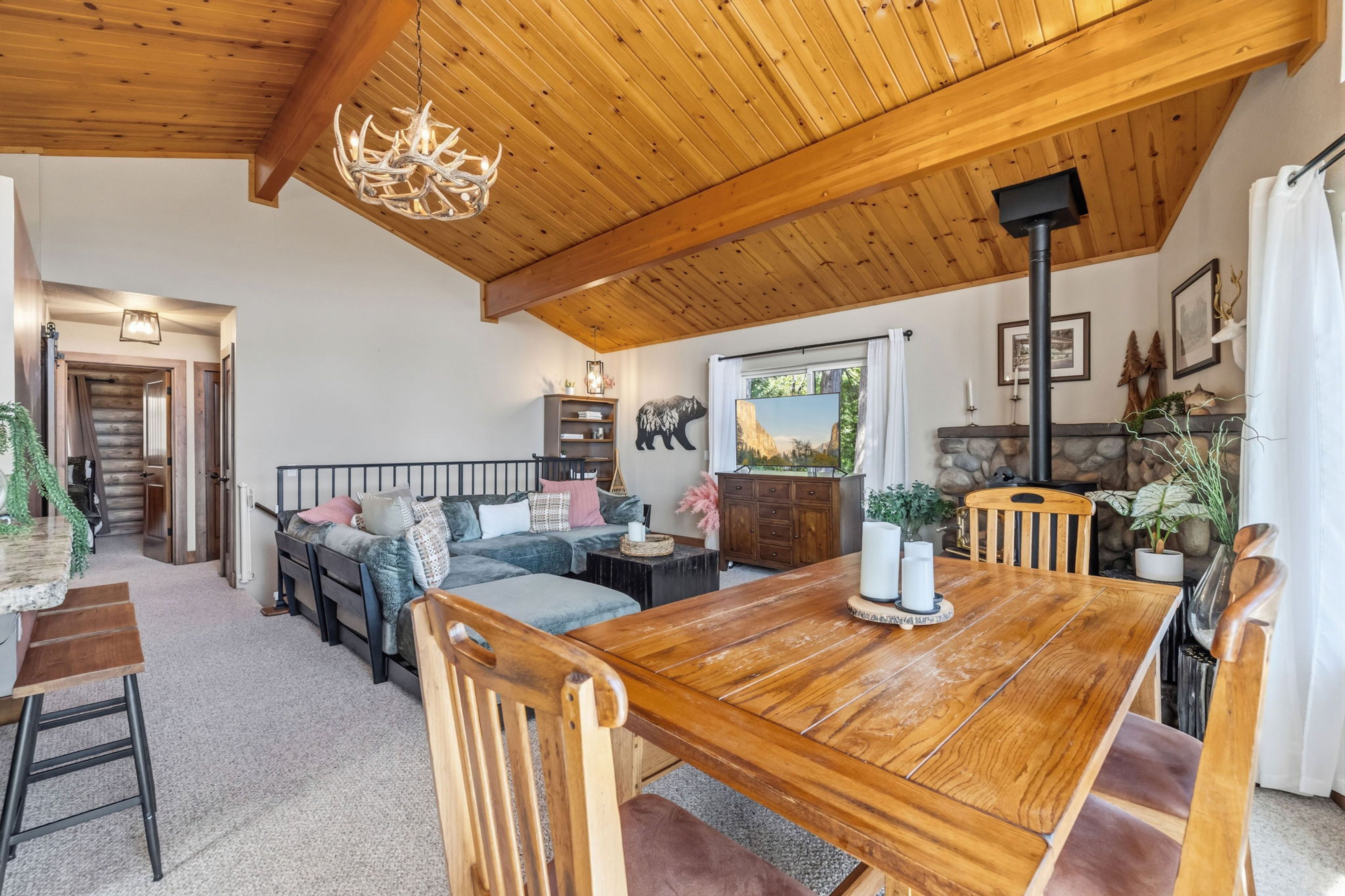 Dining Area | Dishware & Flatware Provided
