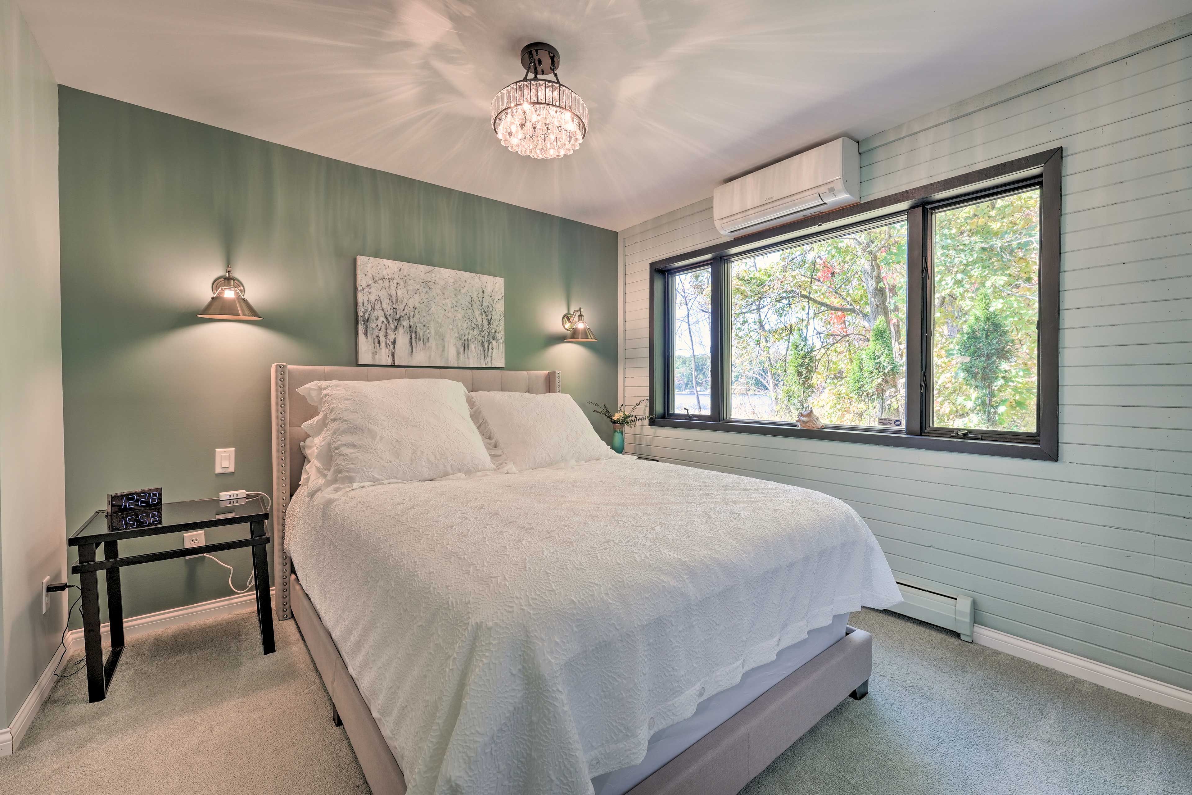 Bedroom 1 | Queen Bed | 1st Floor