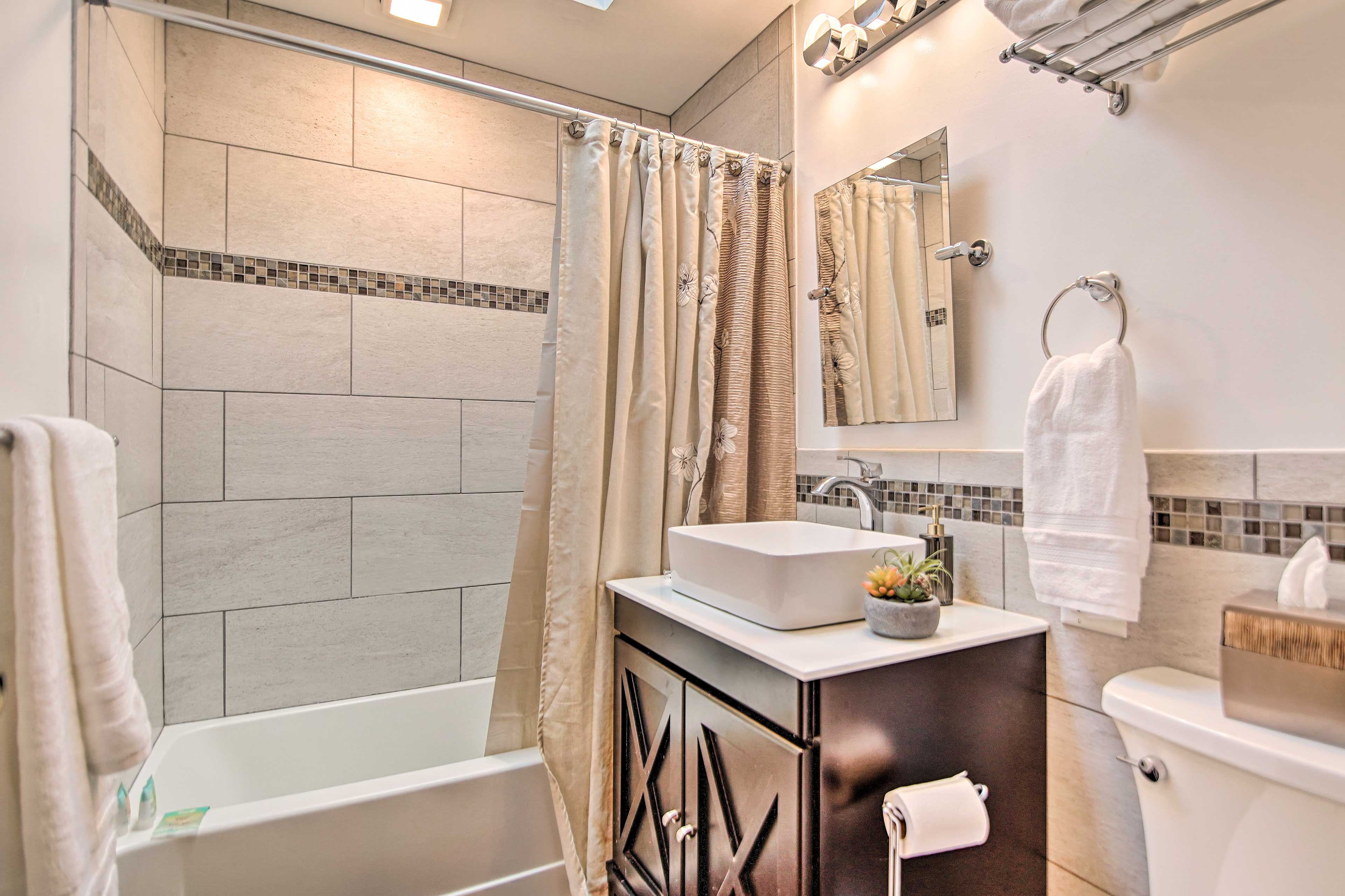 Full Bathroom | Towels Provided