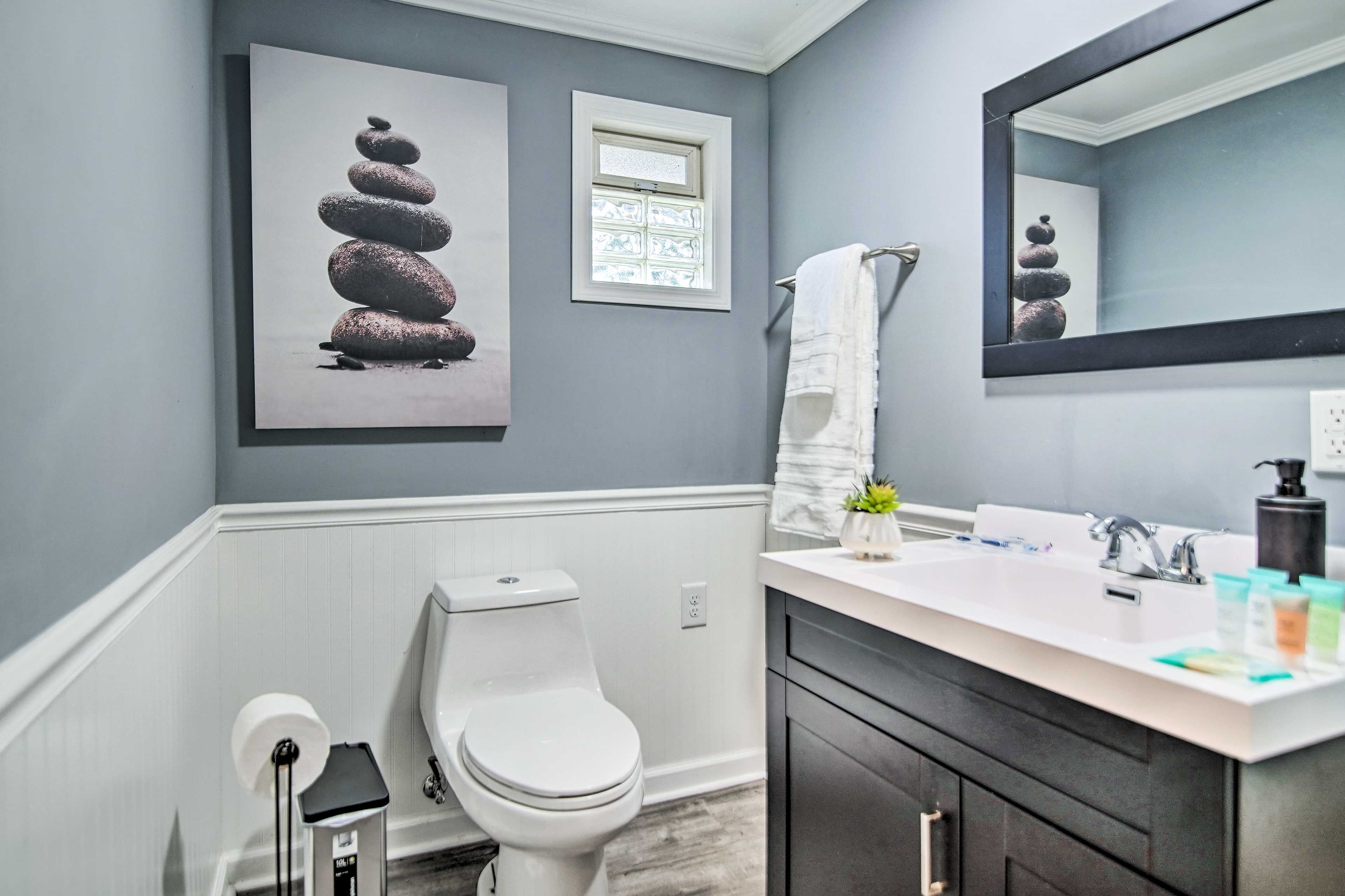 Full Bathroom | Toiletries Provided