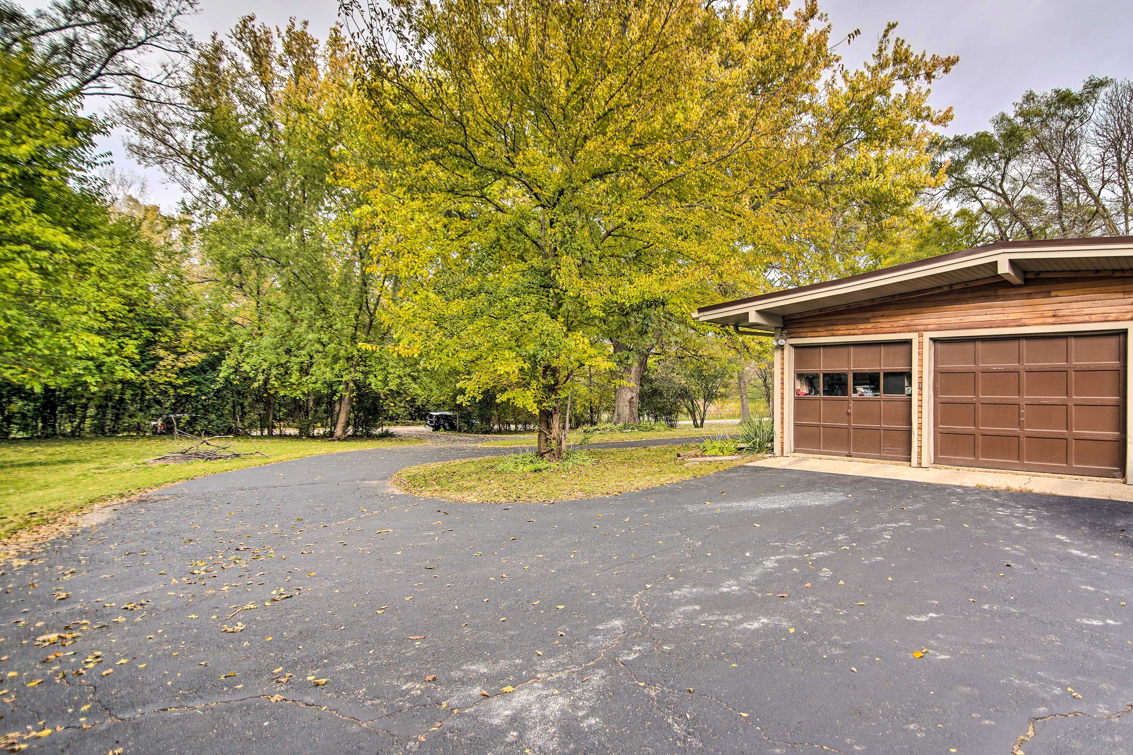 Parking | Driveway (5 Vehicles) | RV/Trailer Parking Allowed