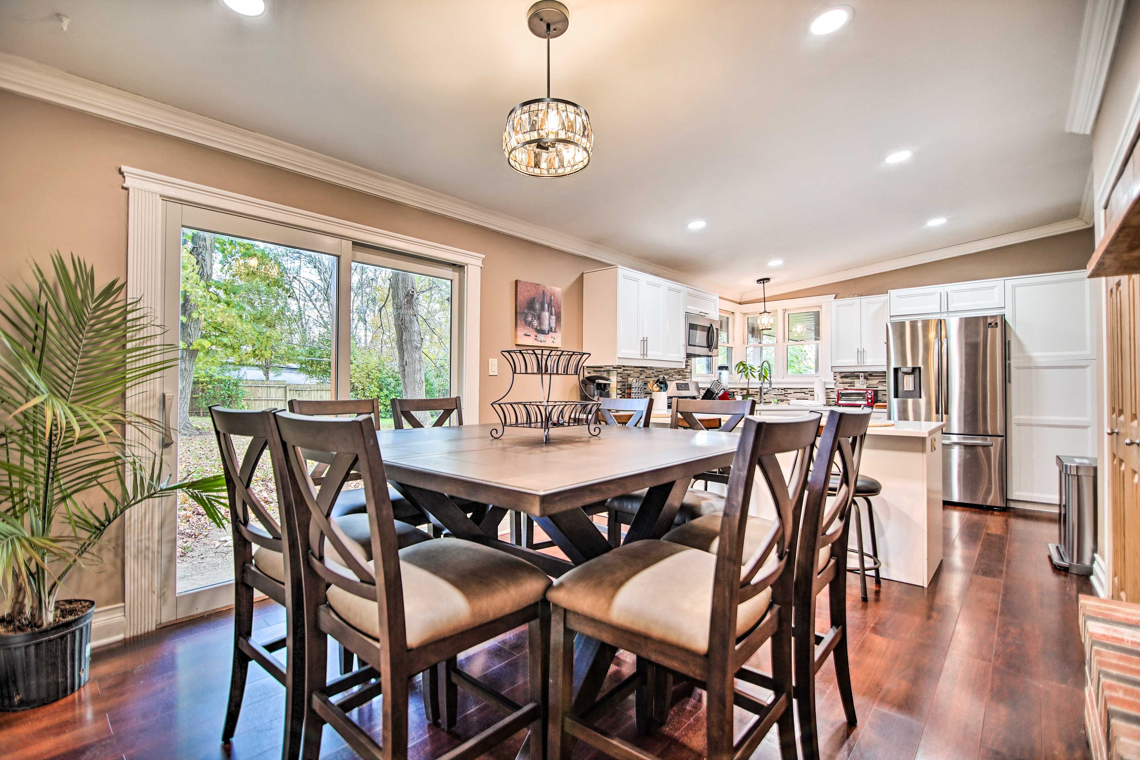 Dining Area | Dishware/Flatware Provided