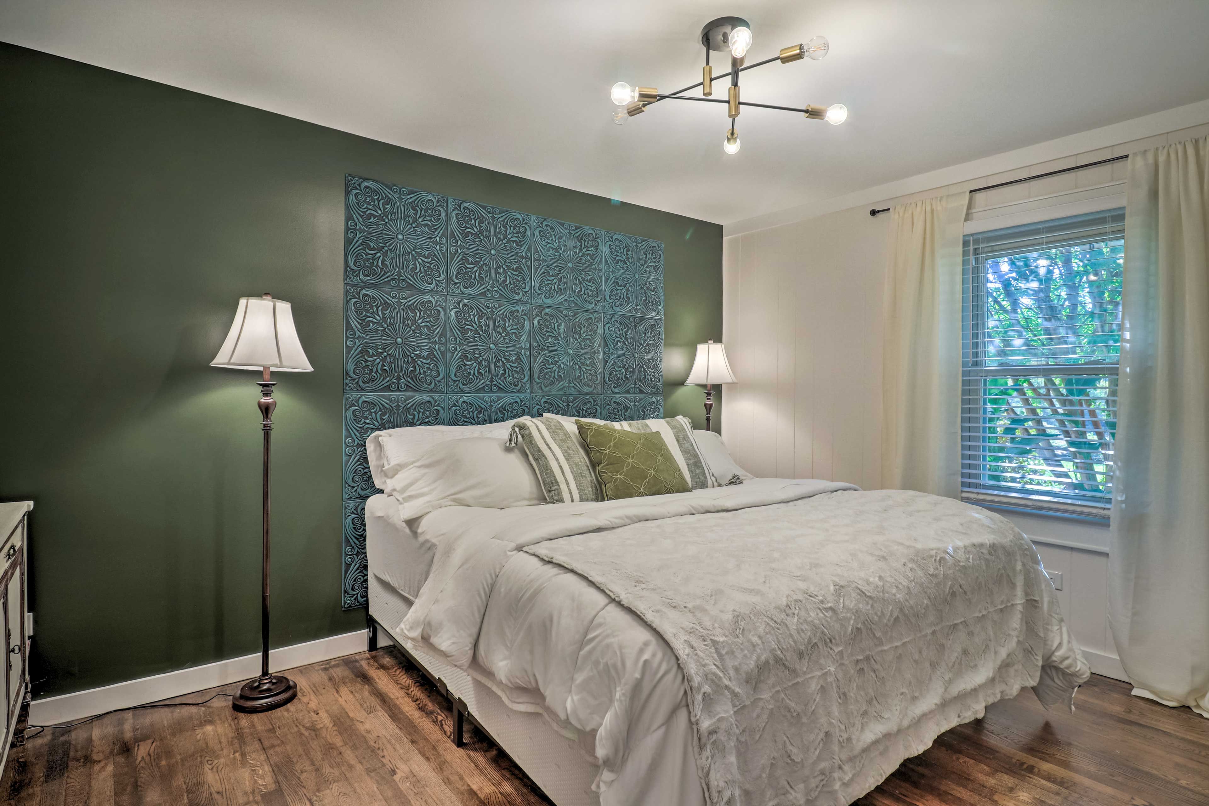 Bedroom 1 | King Bed | Main Floor