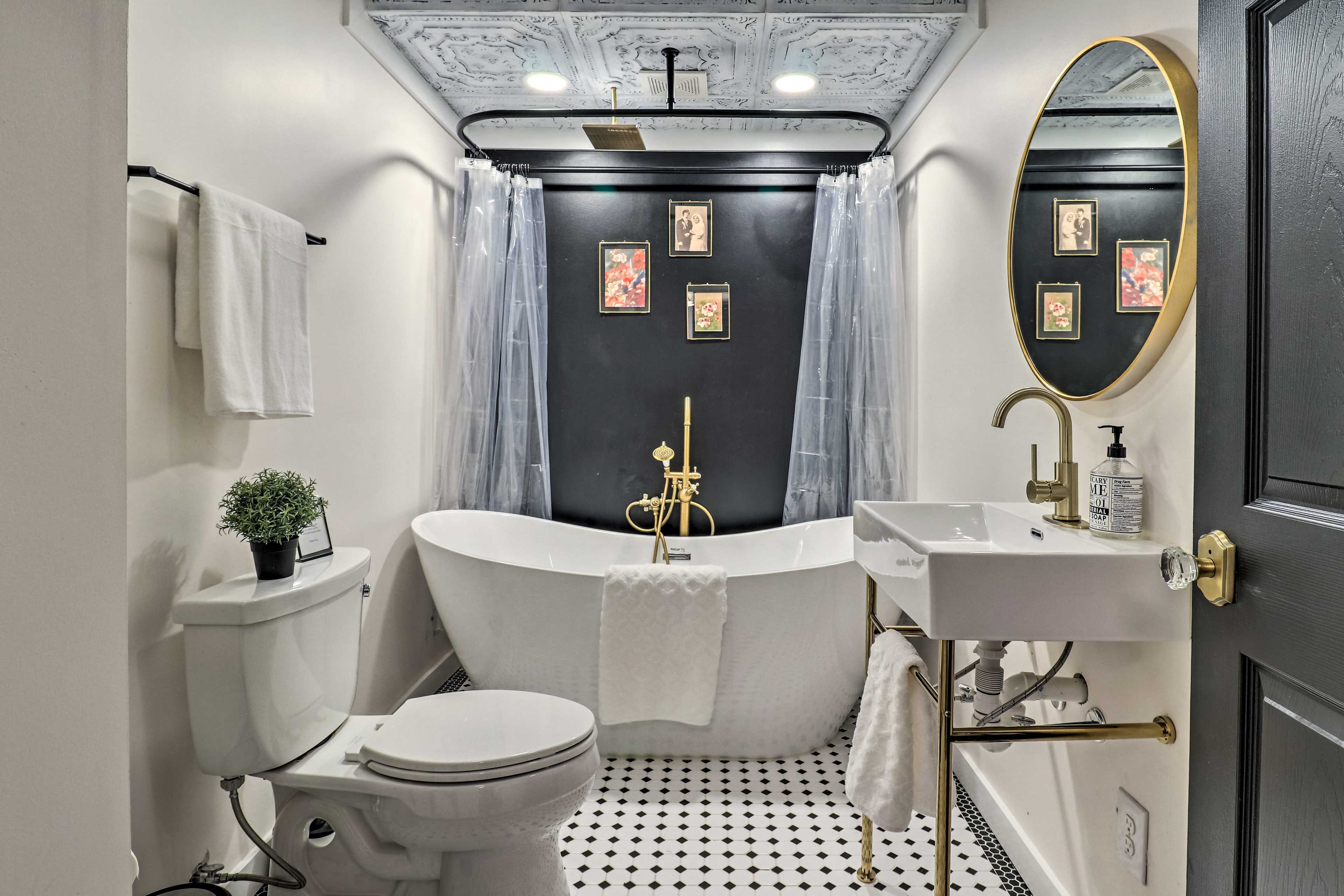 Full Bathroom | Main Floor | Linens & Towels | Complimentary Toiletries