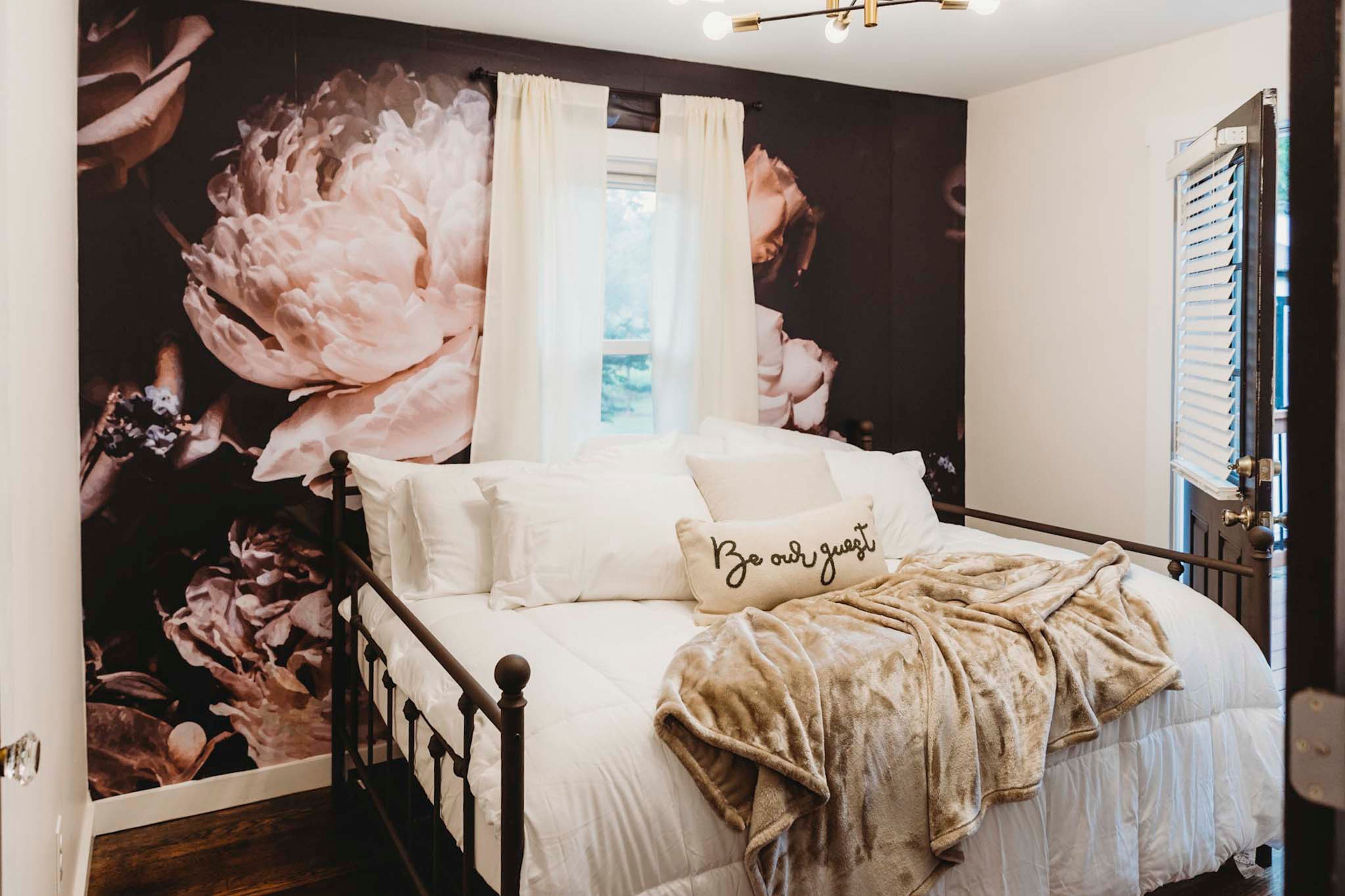 Bedroom 2 | King Daybed | Main Floor