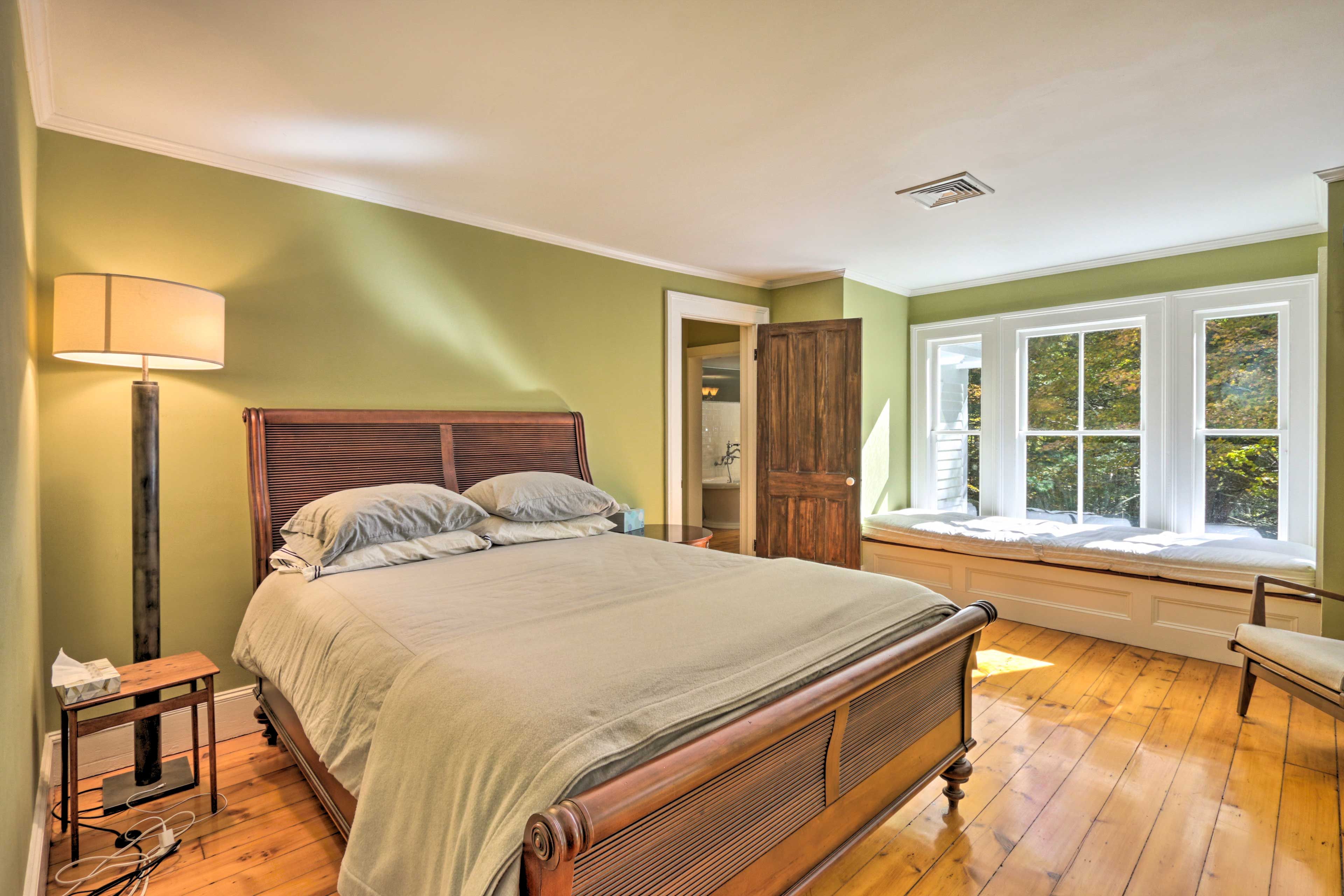 Bedroom 1 | Queen Bed | Linens Provided | En-Suite Bathroom