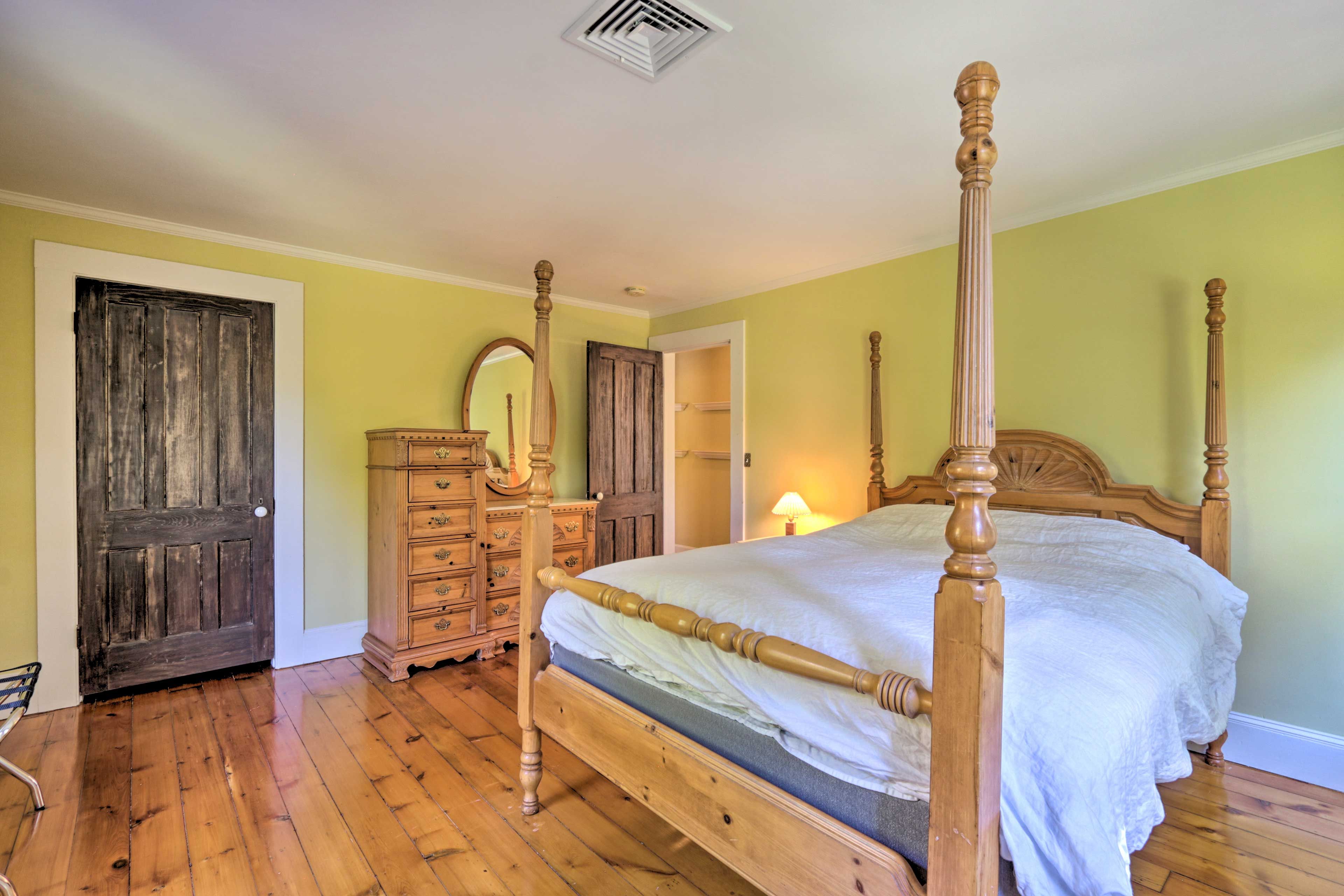 Bedroom 2 | Queen Bed