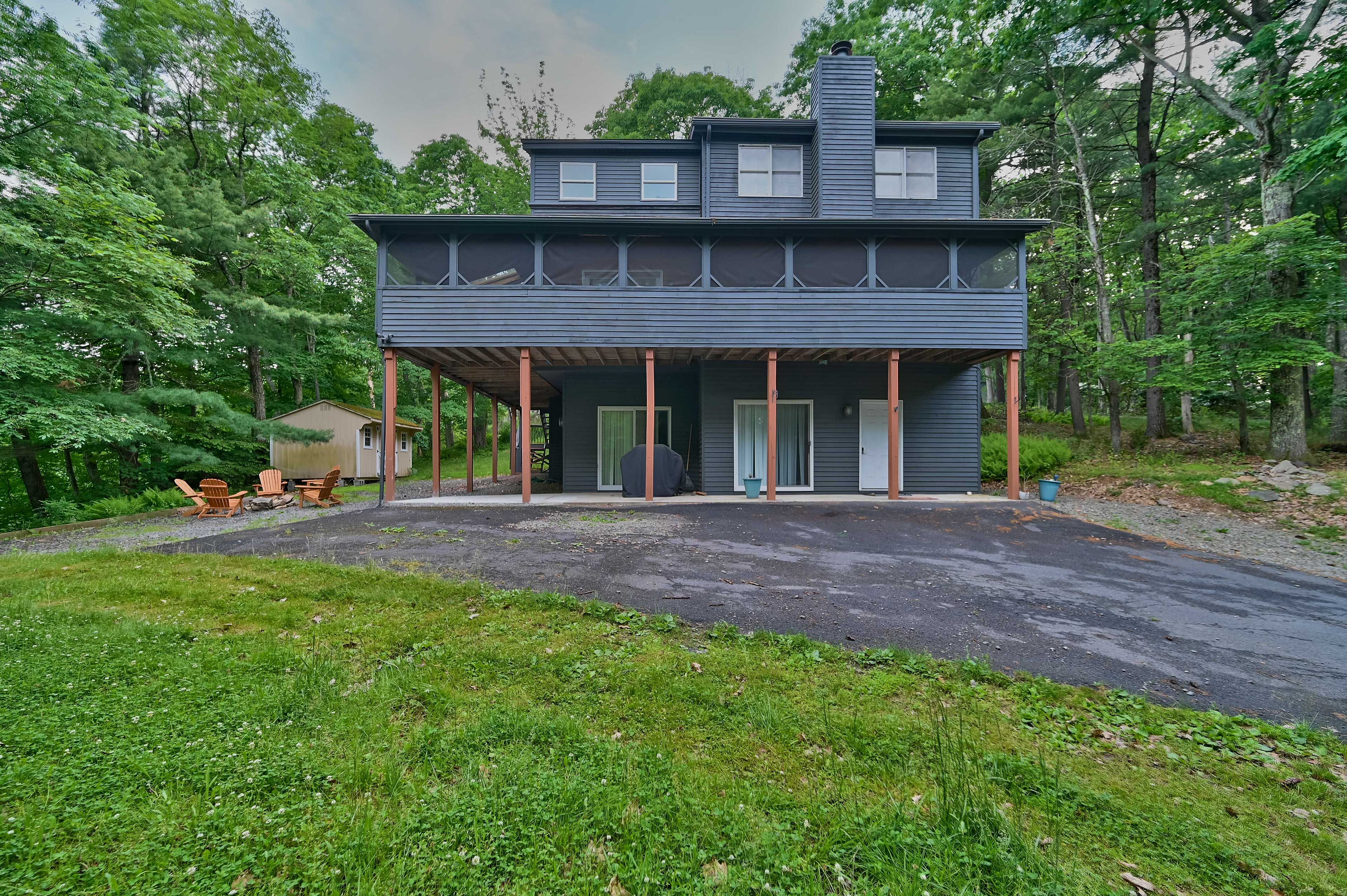 Home Exterior | Parking | Driveway (5 Vehicles)