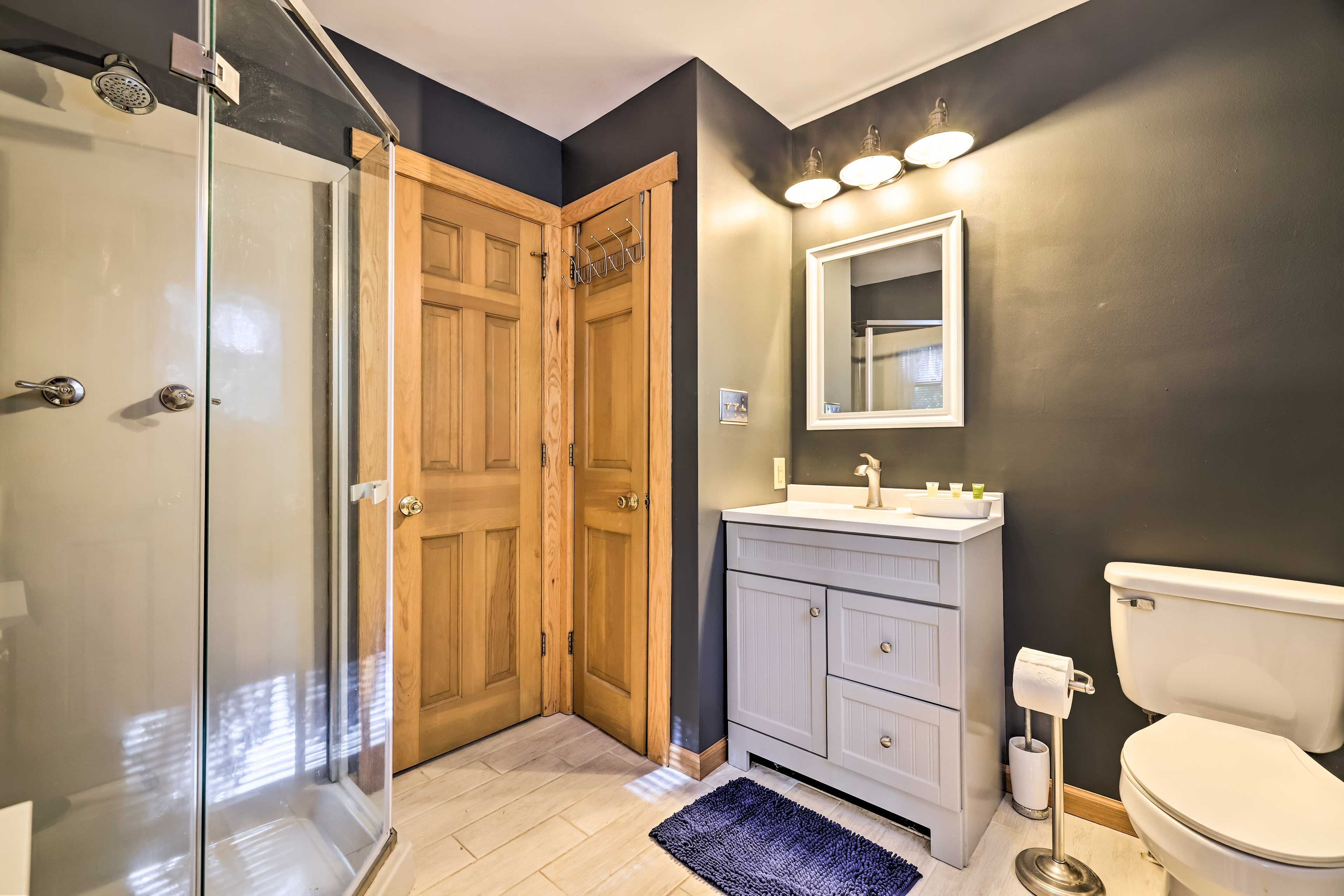 Full Bathroom | Complimentary Toiletries
