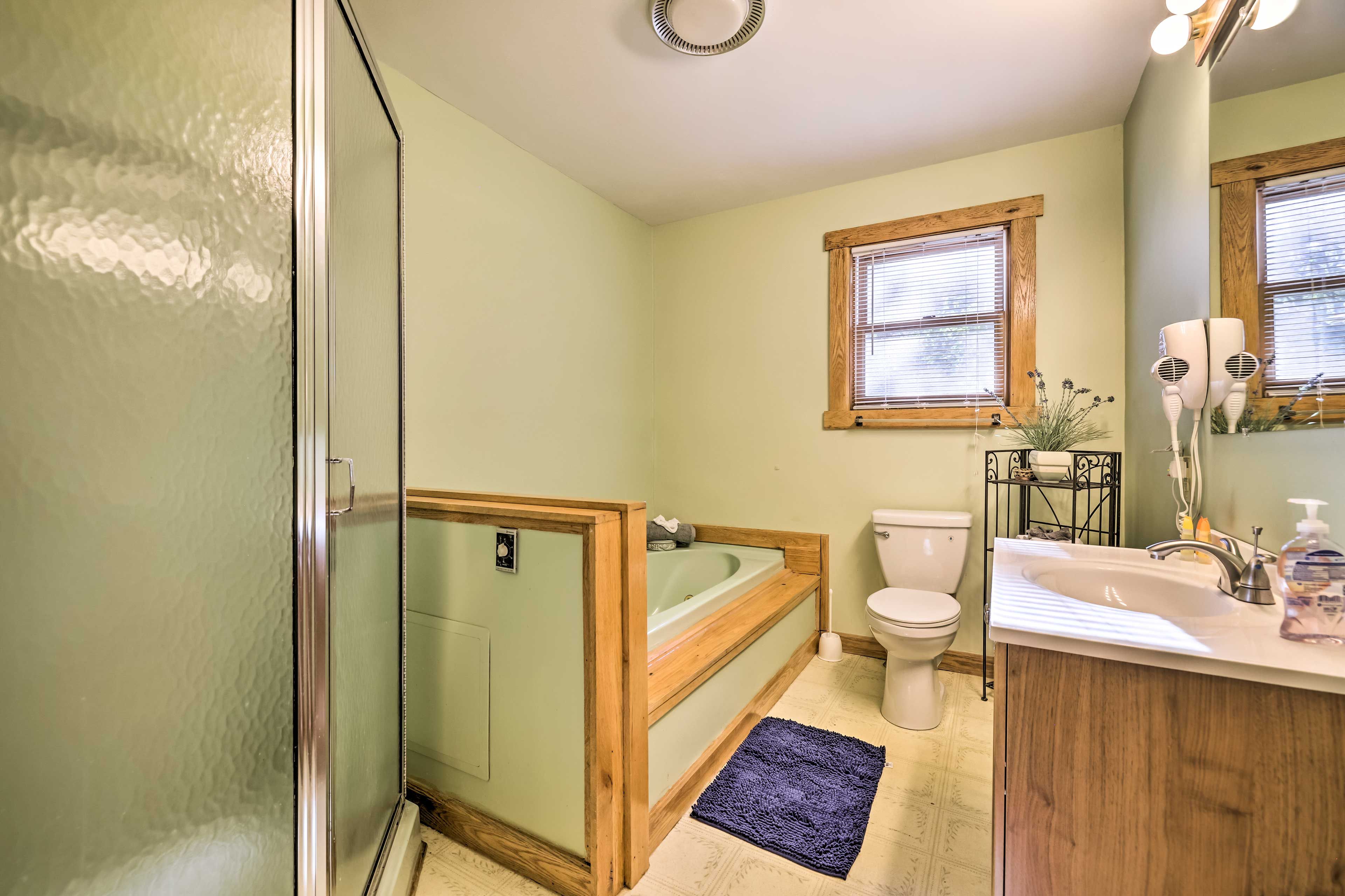 Full Bathroom | Towels Provided