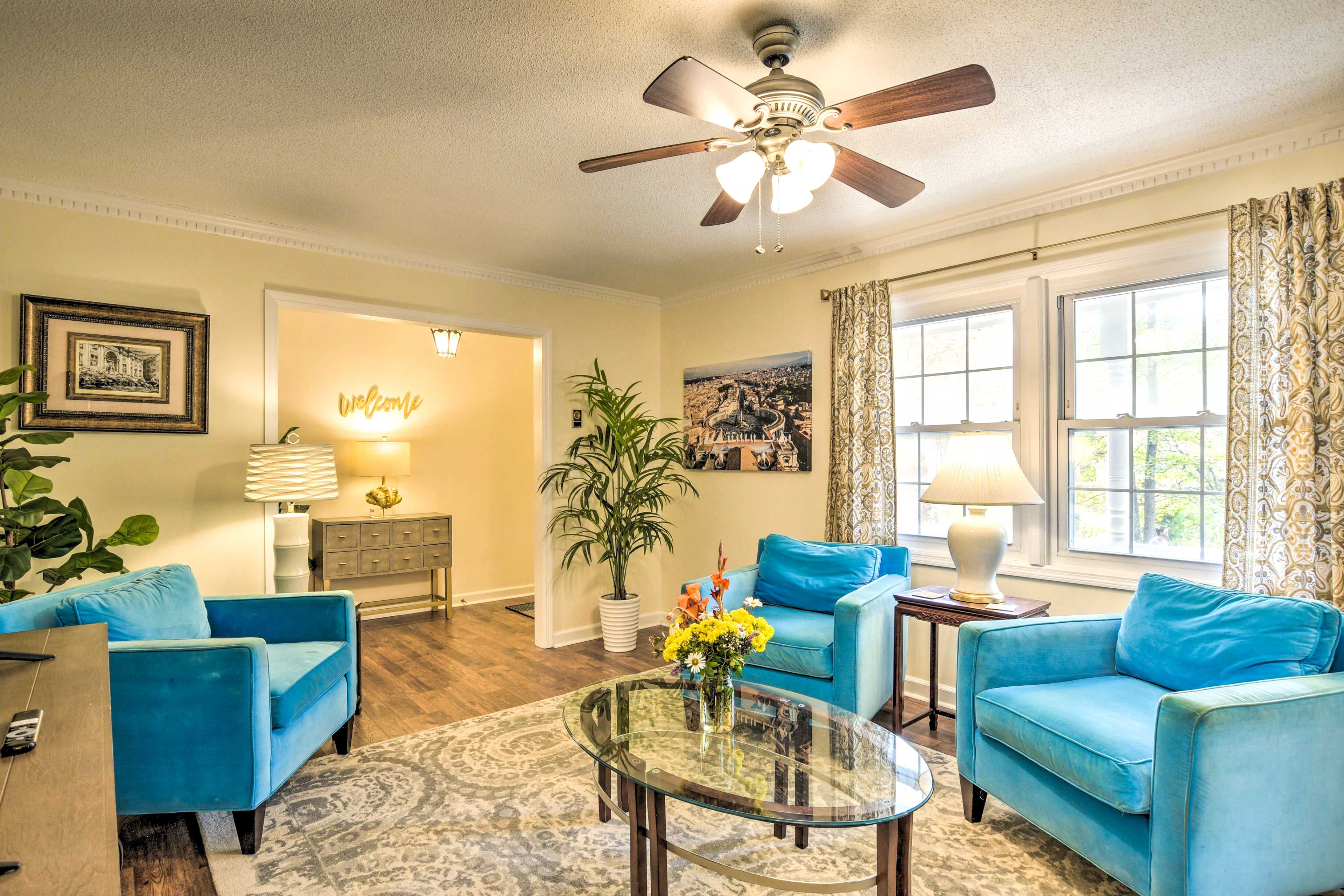 Living Room | Main Floor | Central Air Conditioning | Smart TV