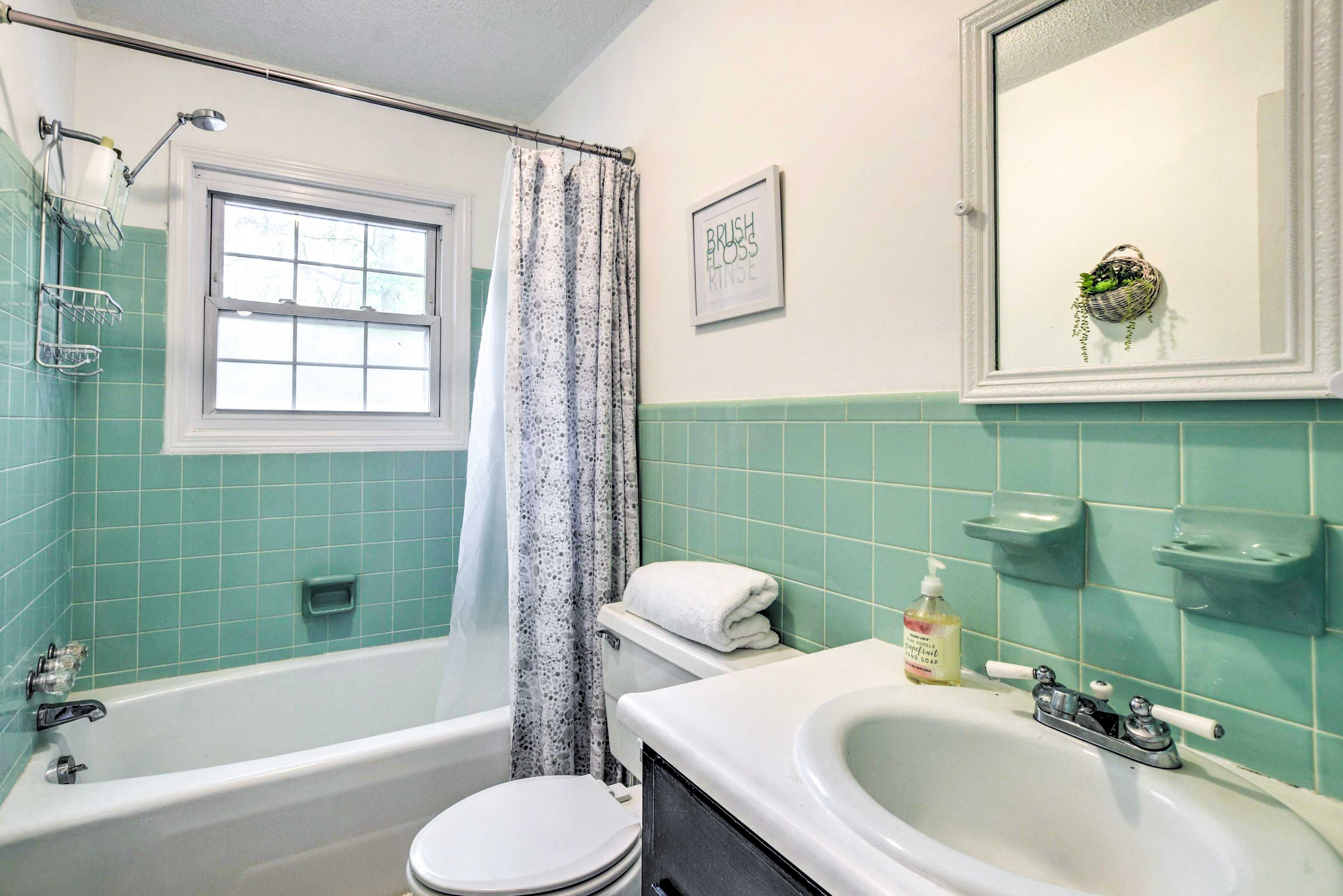 Full Bathroom | Towels Provided