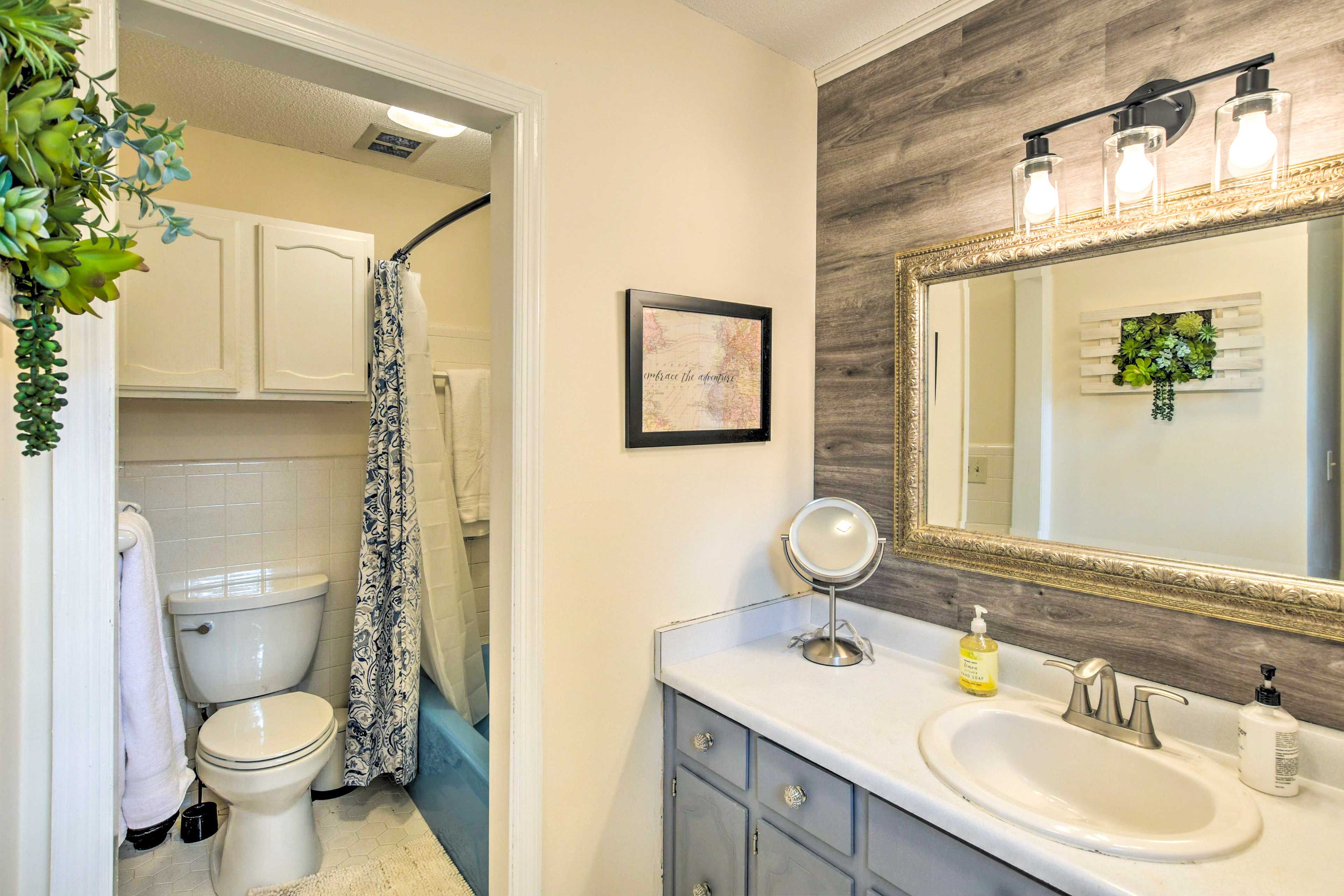 Full Bathroom | Complimentary Toiletries