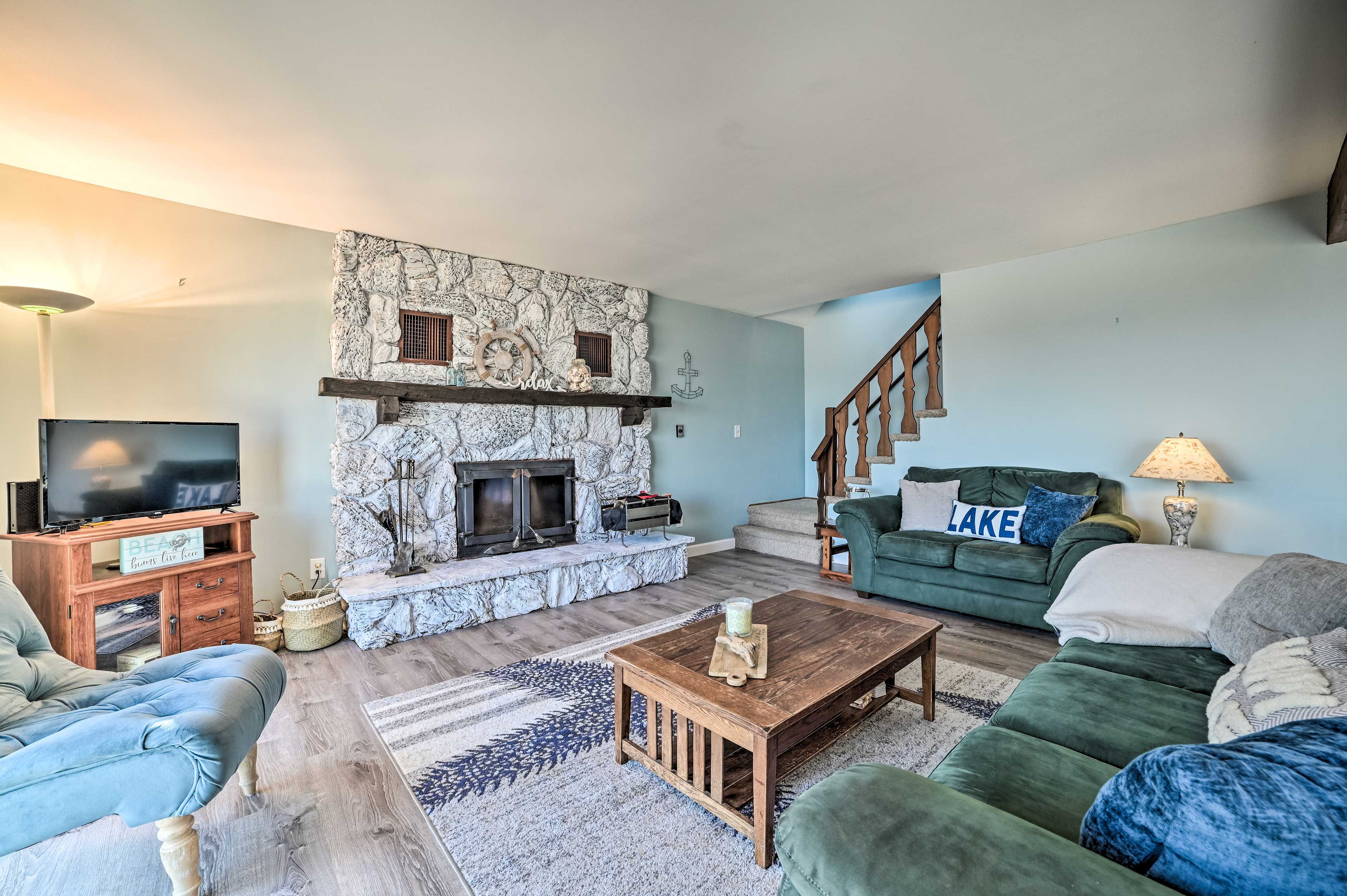 Living Room | Wood-Burning Fireplace | Smart TV | Full Sleeper Sofa
