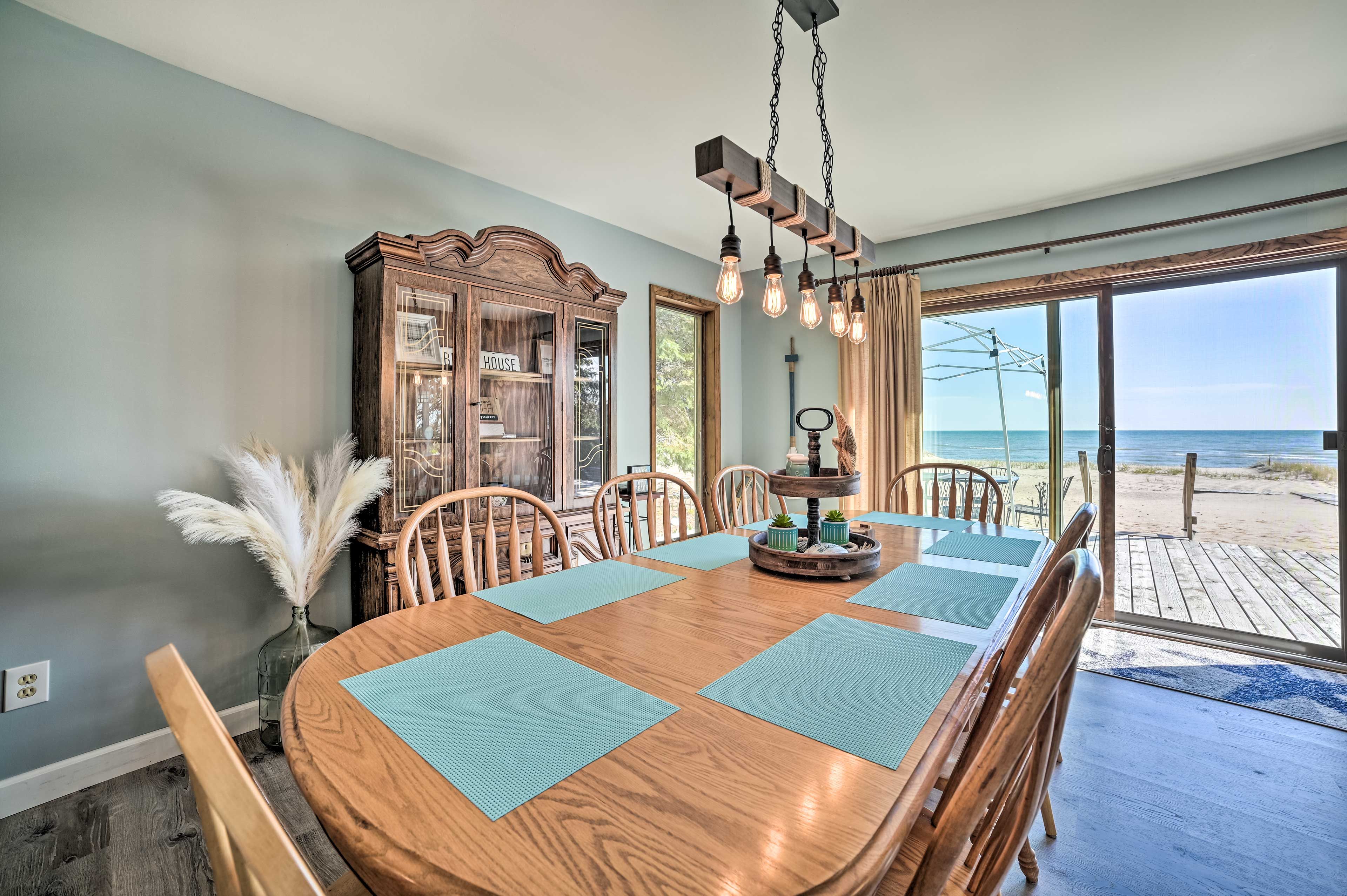 Dining Area | Dishware & Flatware Provided