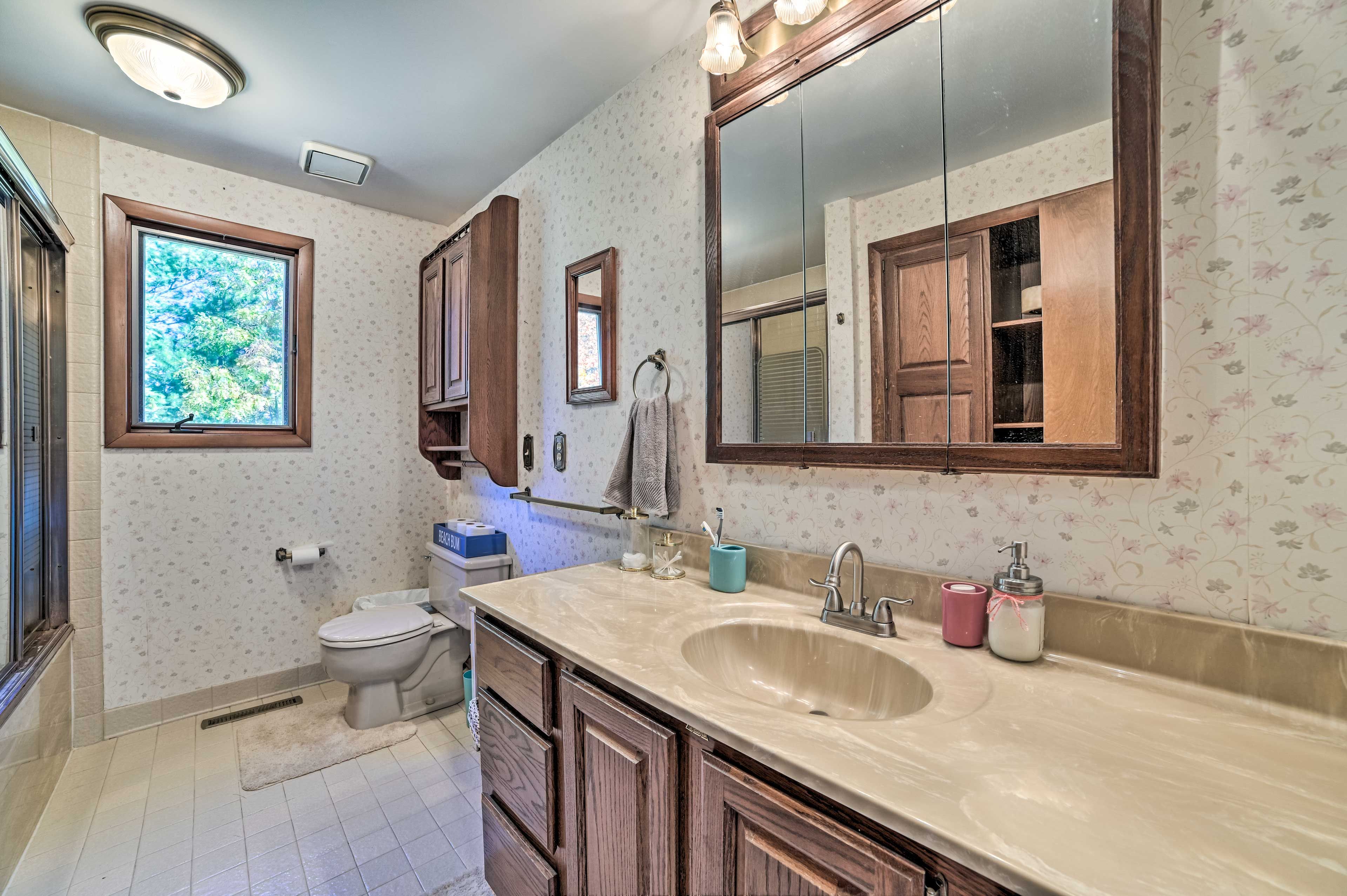 Full Bathroom | Towels Provided | Shower/Tub Combo