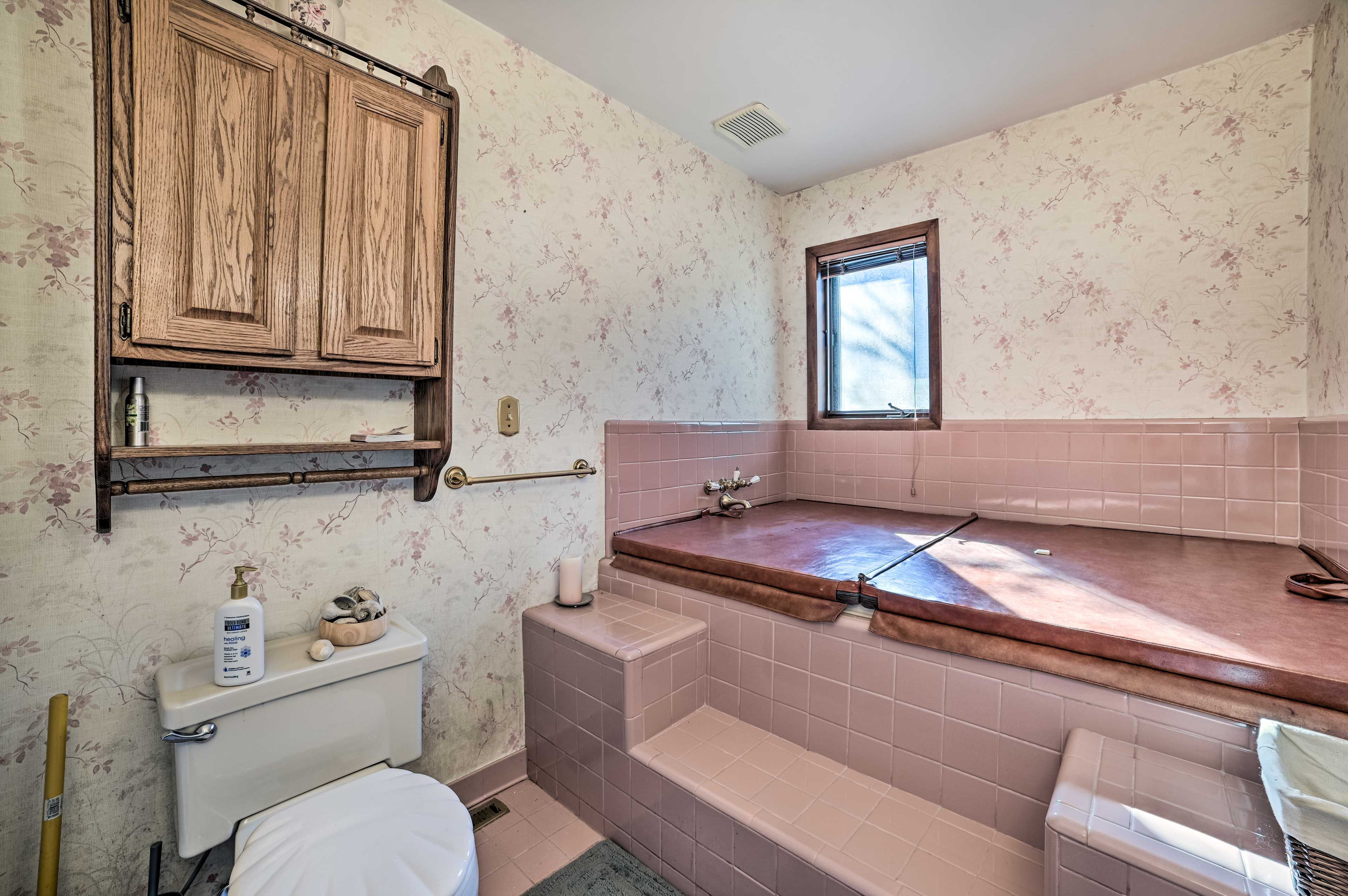 Full Bathroom | Jacuzzi Tub