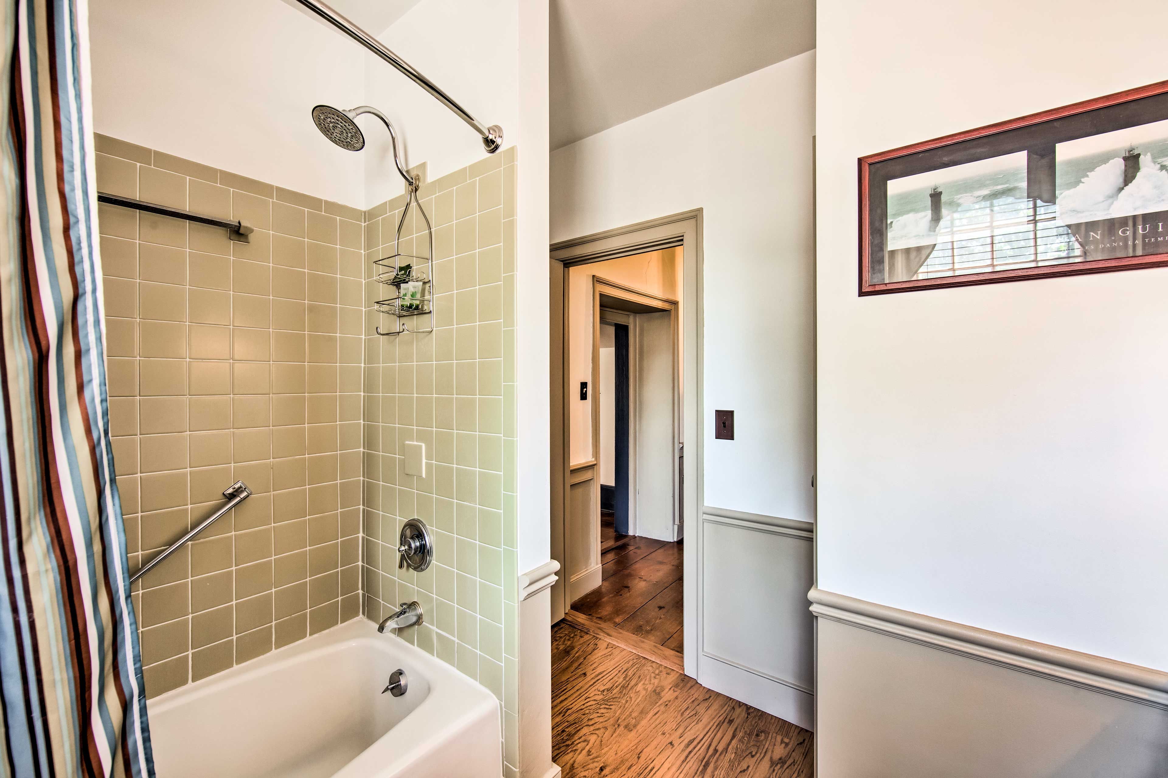 Full Bathroom | Towels Provided