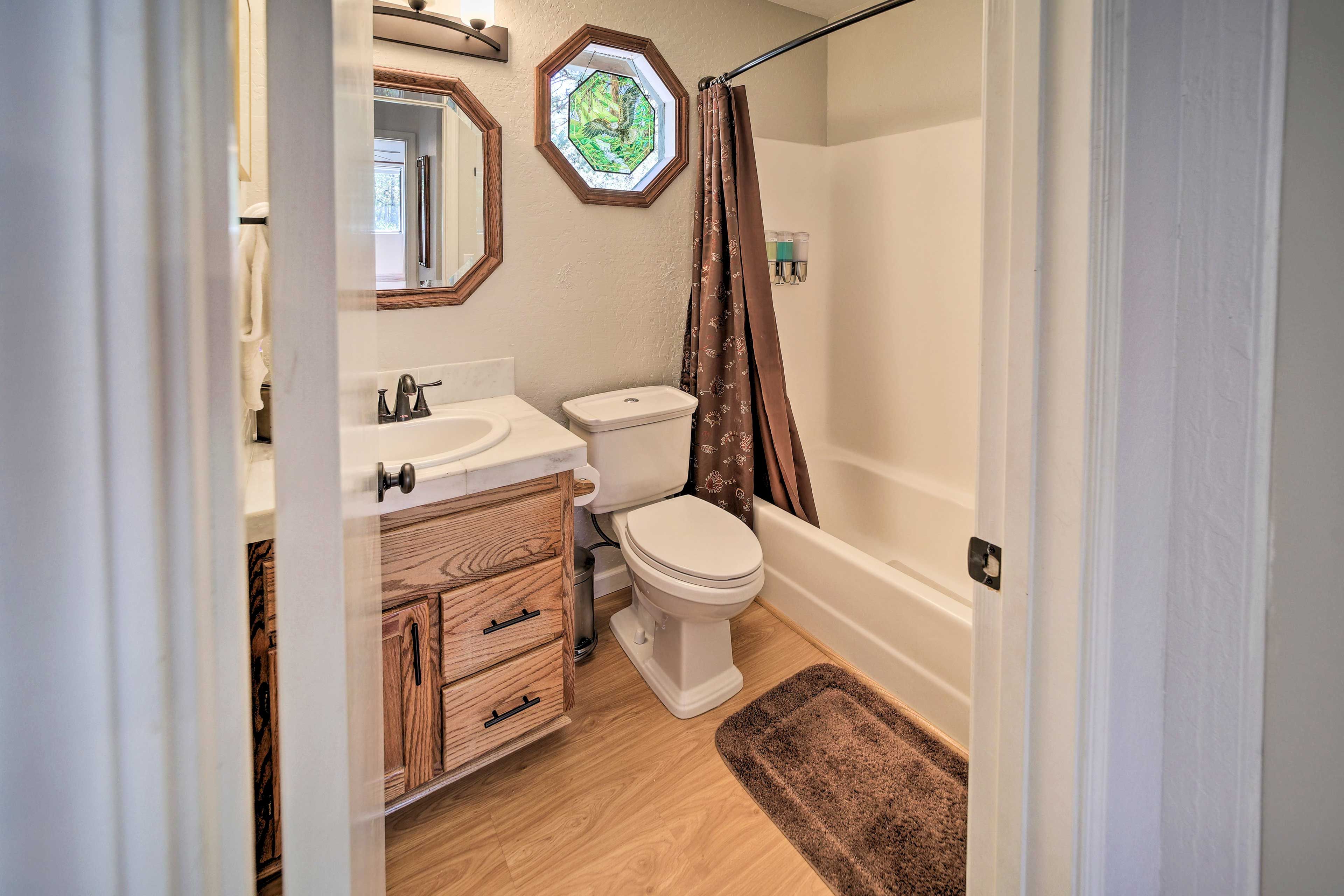 Full Bathroom | Complimentary Toiletries