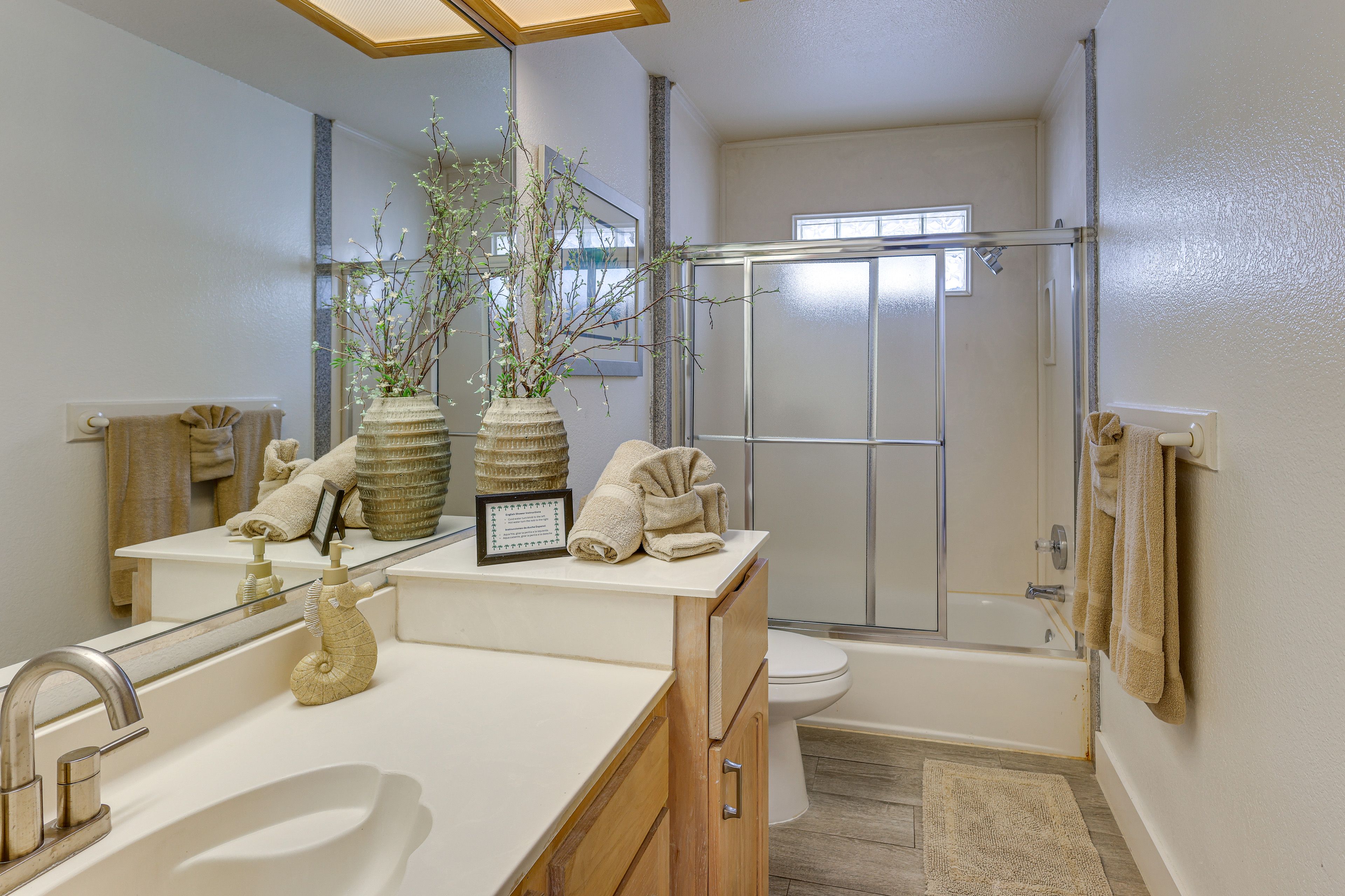 Full Bathroom | Shower/Tub Combo | Towels Provided