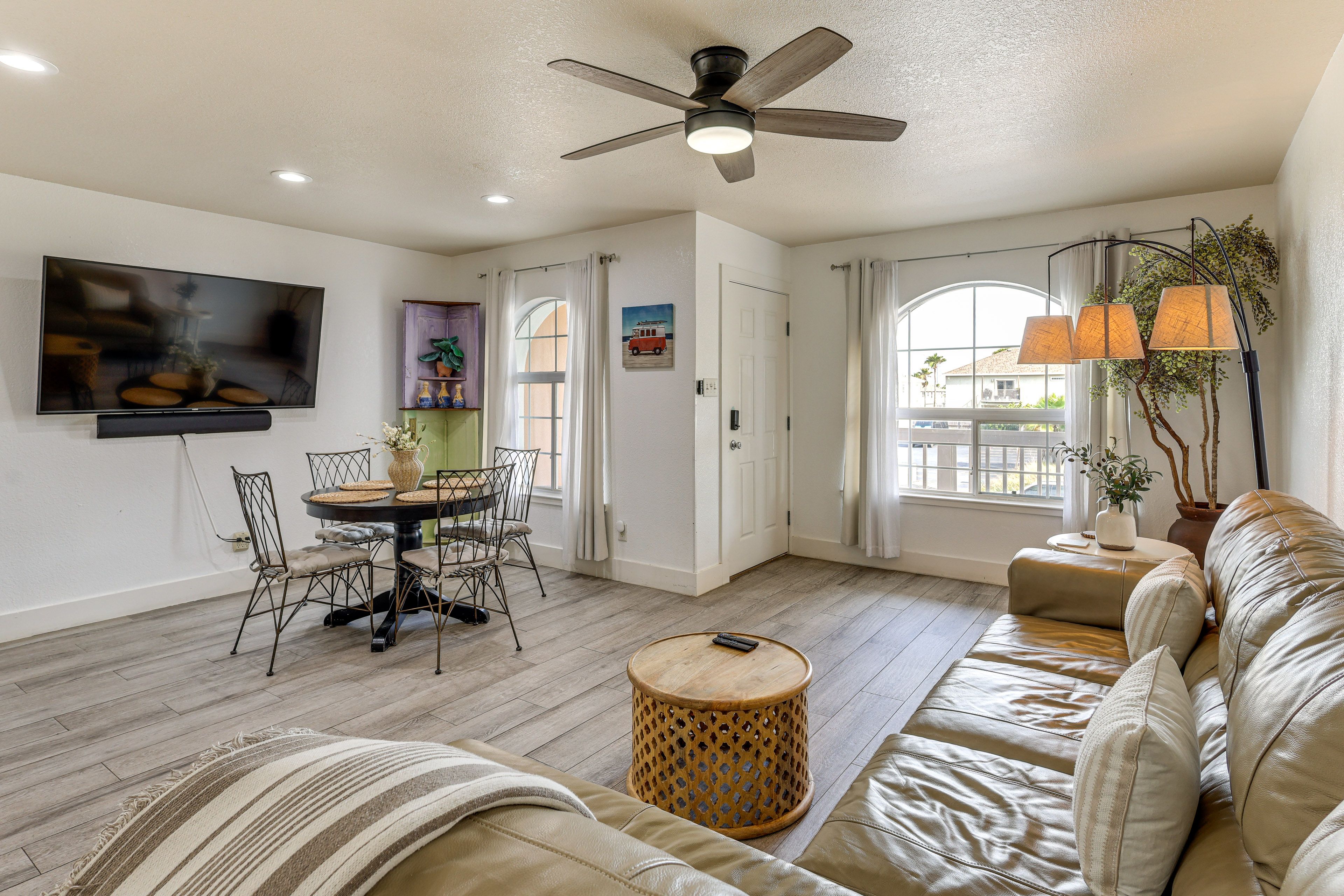 Living Room | Smart TV | Central A/C | Newly Renovated