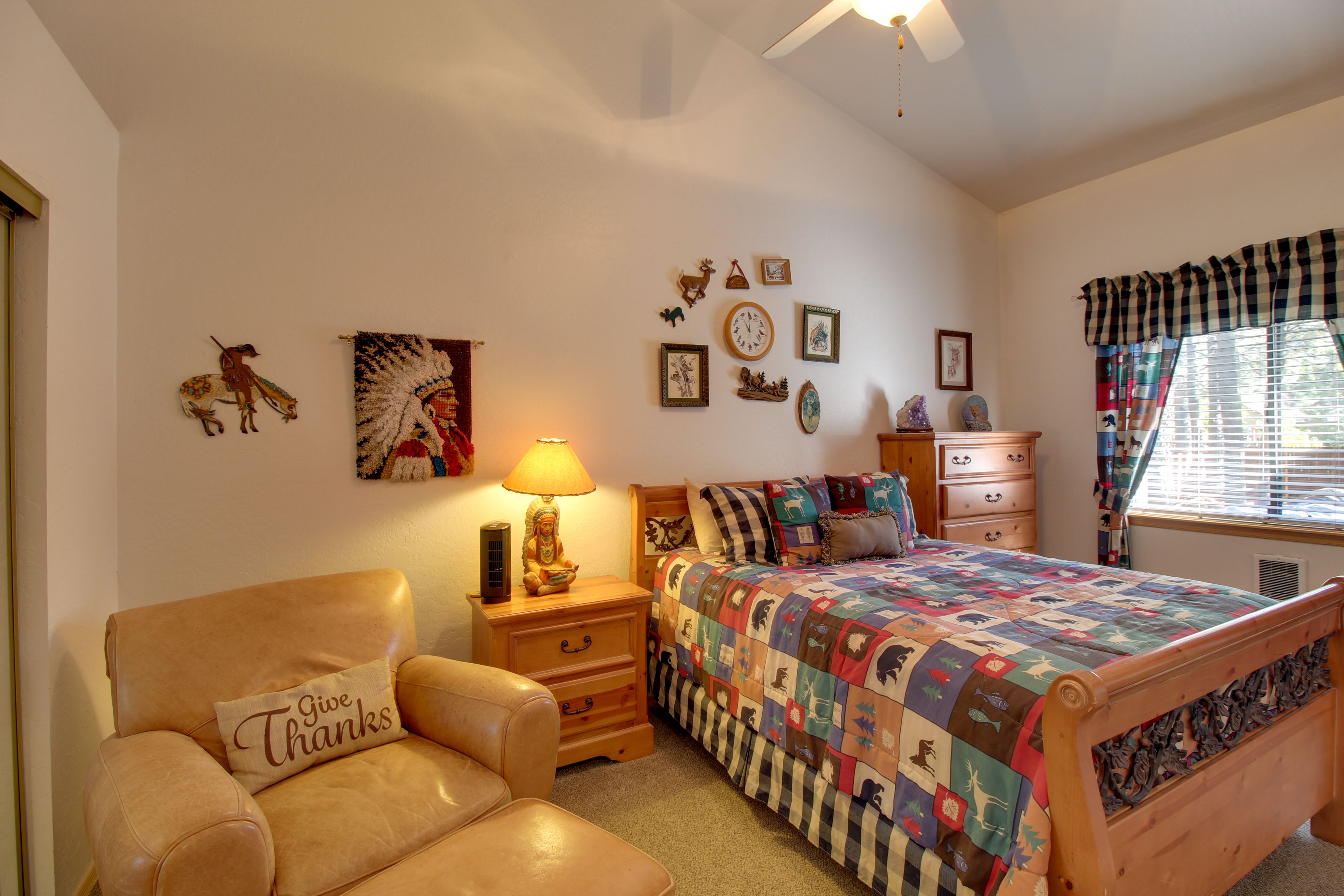 Bedroom 1 | Queen Bed