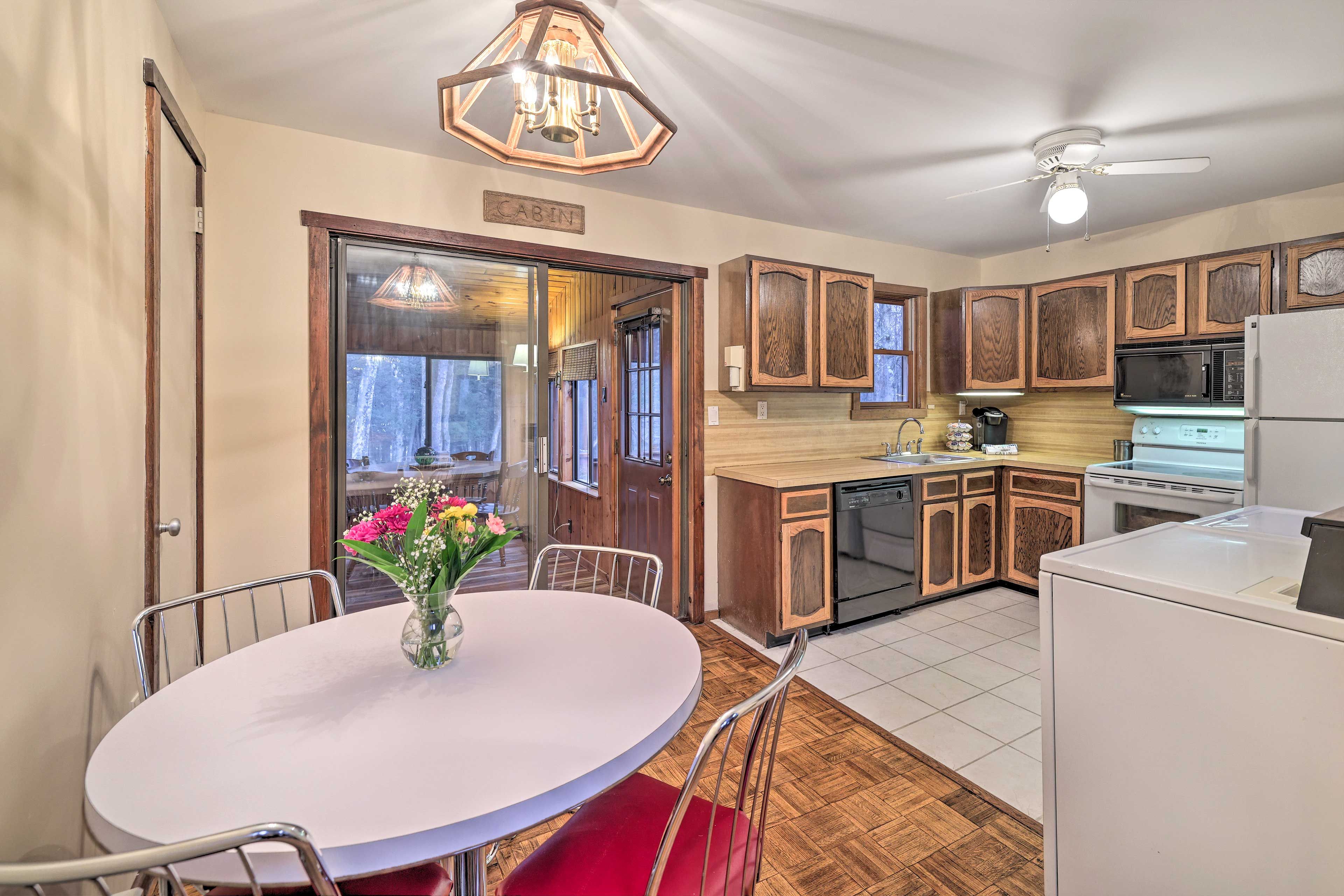 Dining Area | Dishware/Flatware Provided