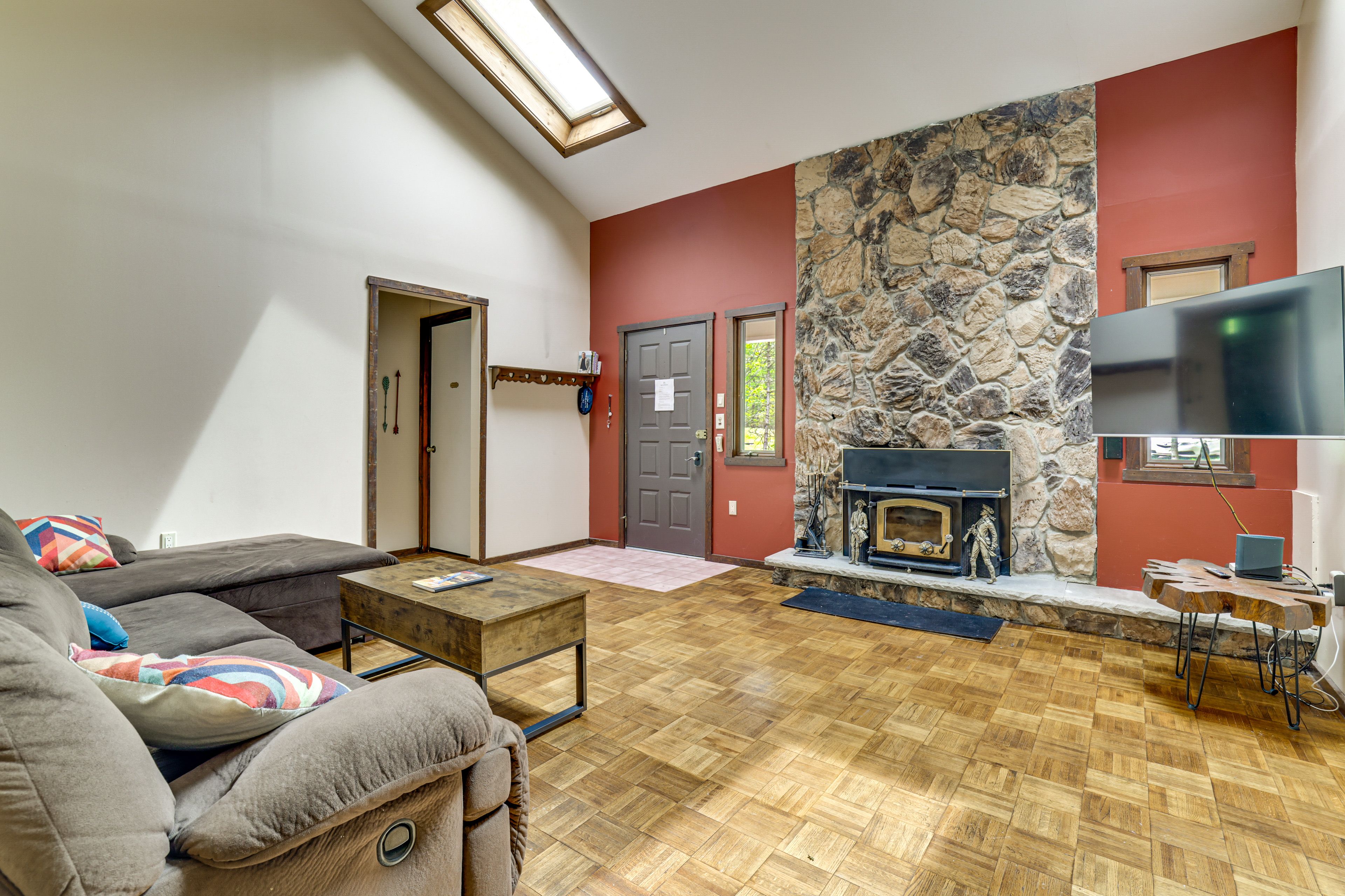 Living Room | Free WiFi | Smart TV | Decorative Fireplace