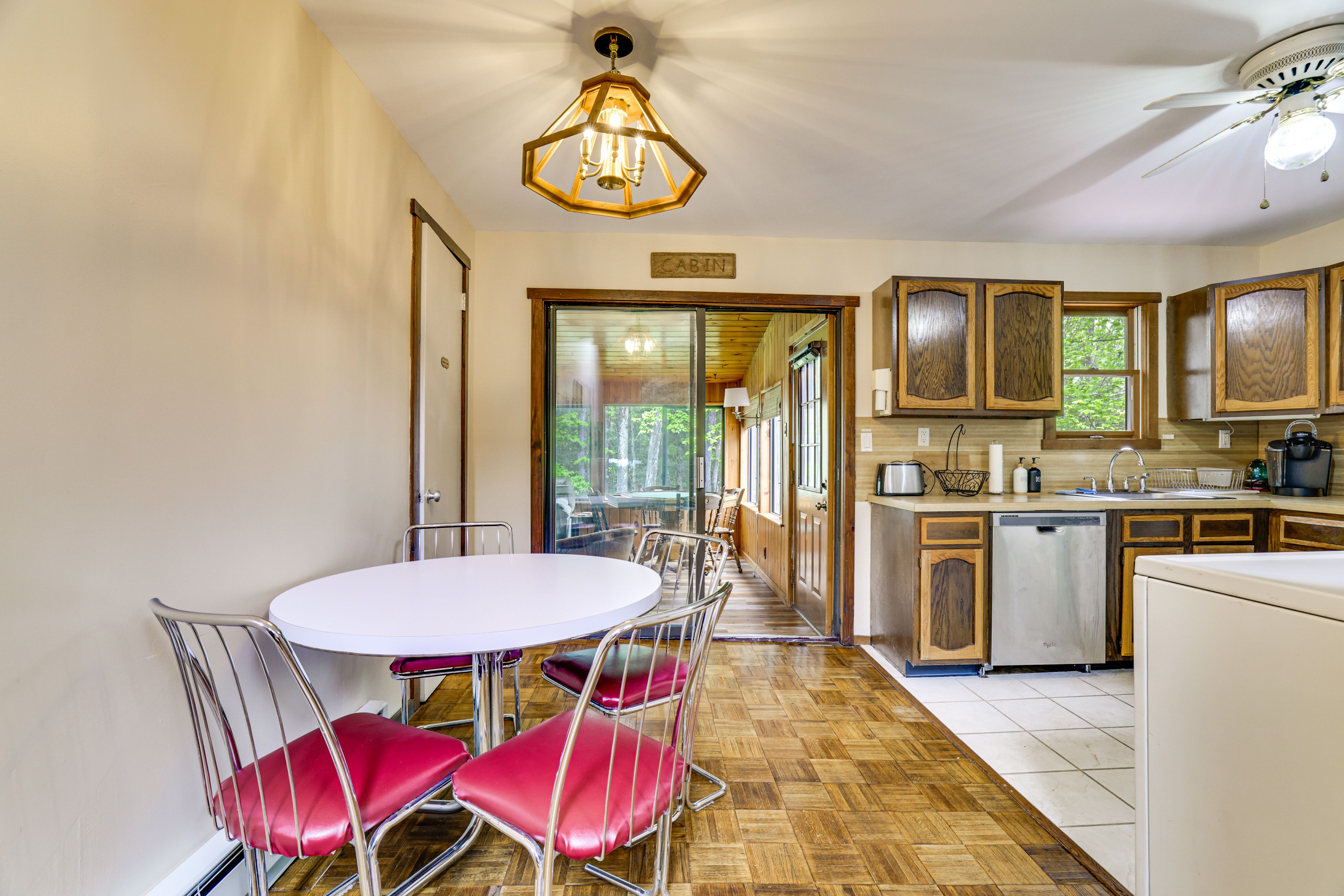Dining Area | Dishware/Flatware Provided