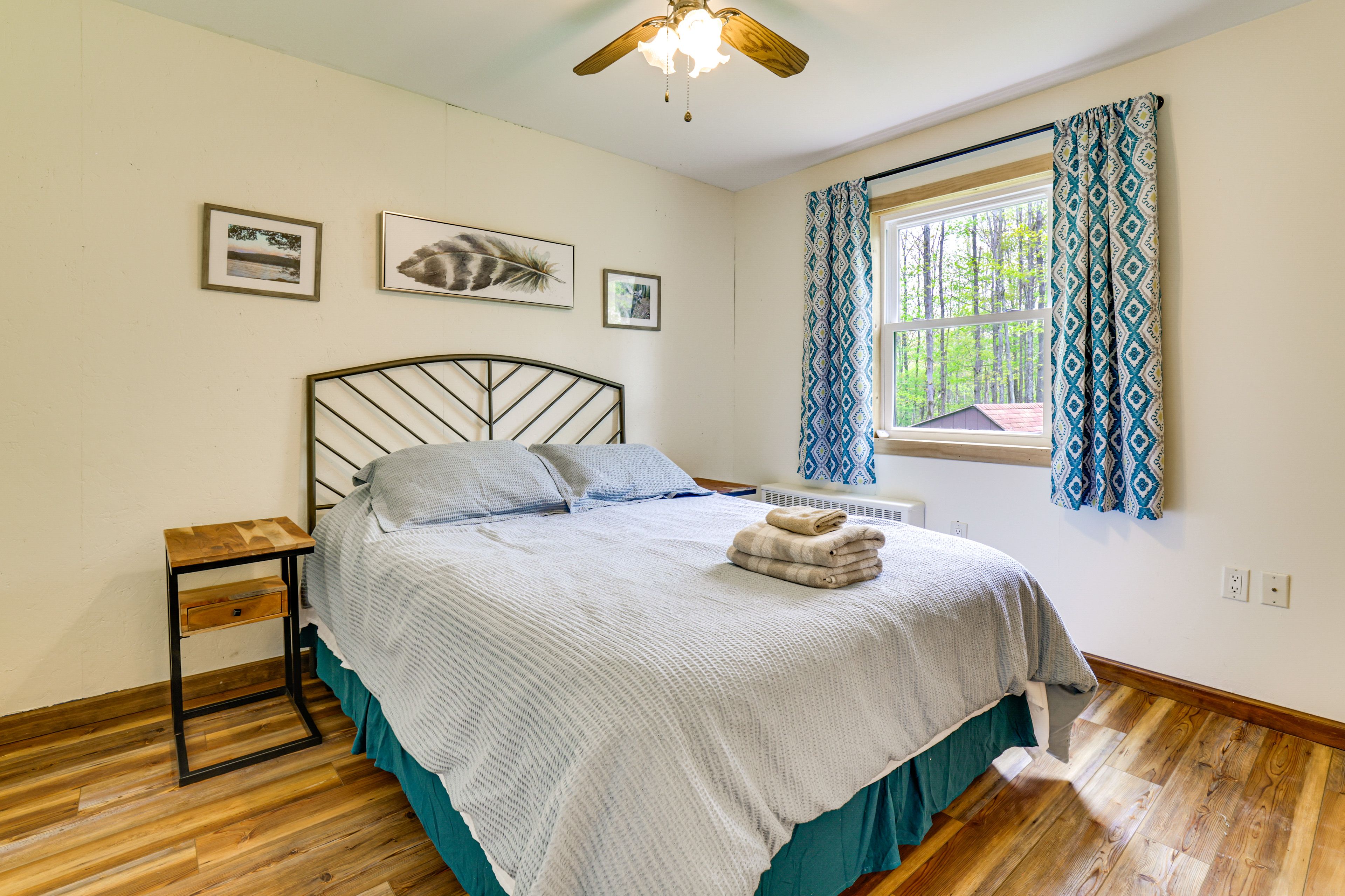 Bedroom 1 | Queen Bed
