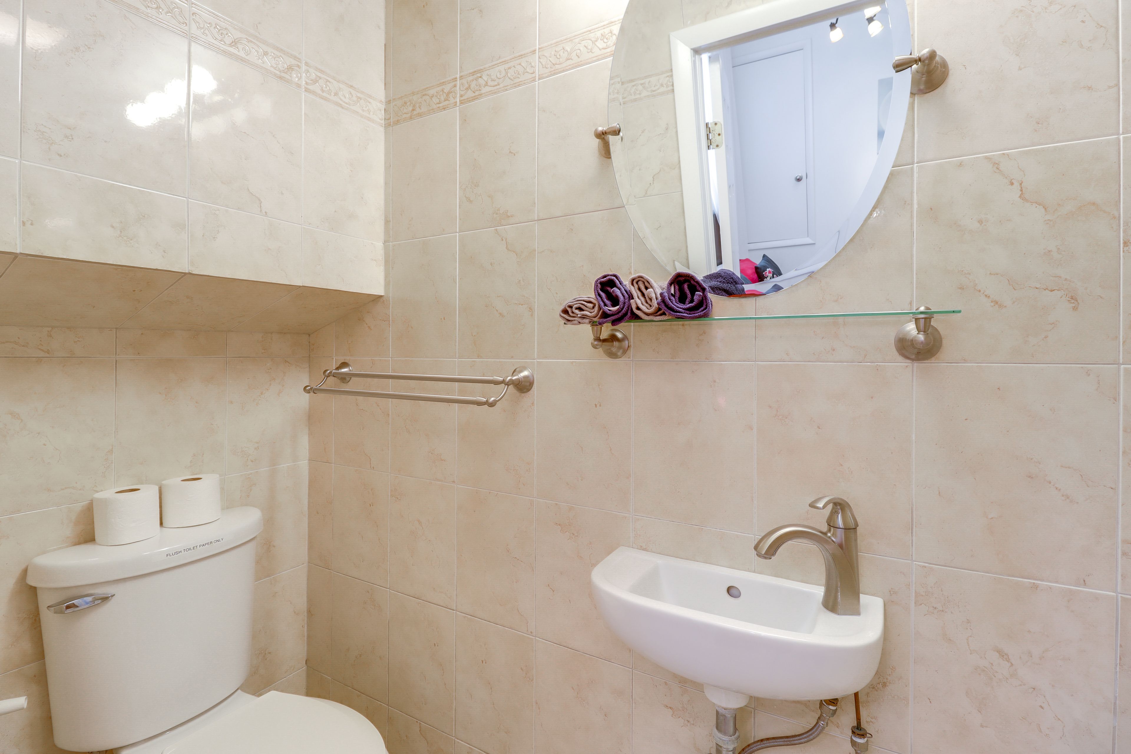 Full Bathroom | 3rd Floor | Towels Provided
