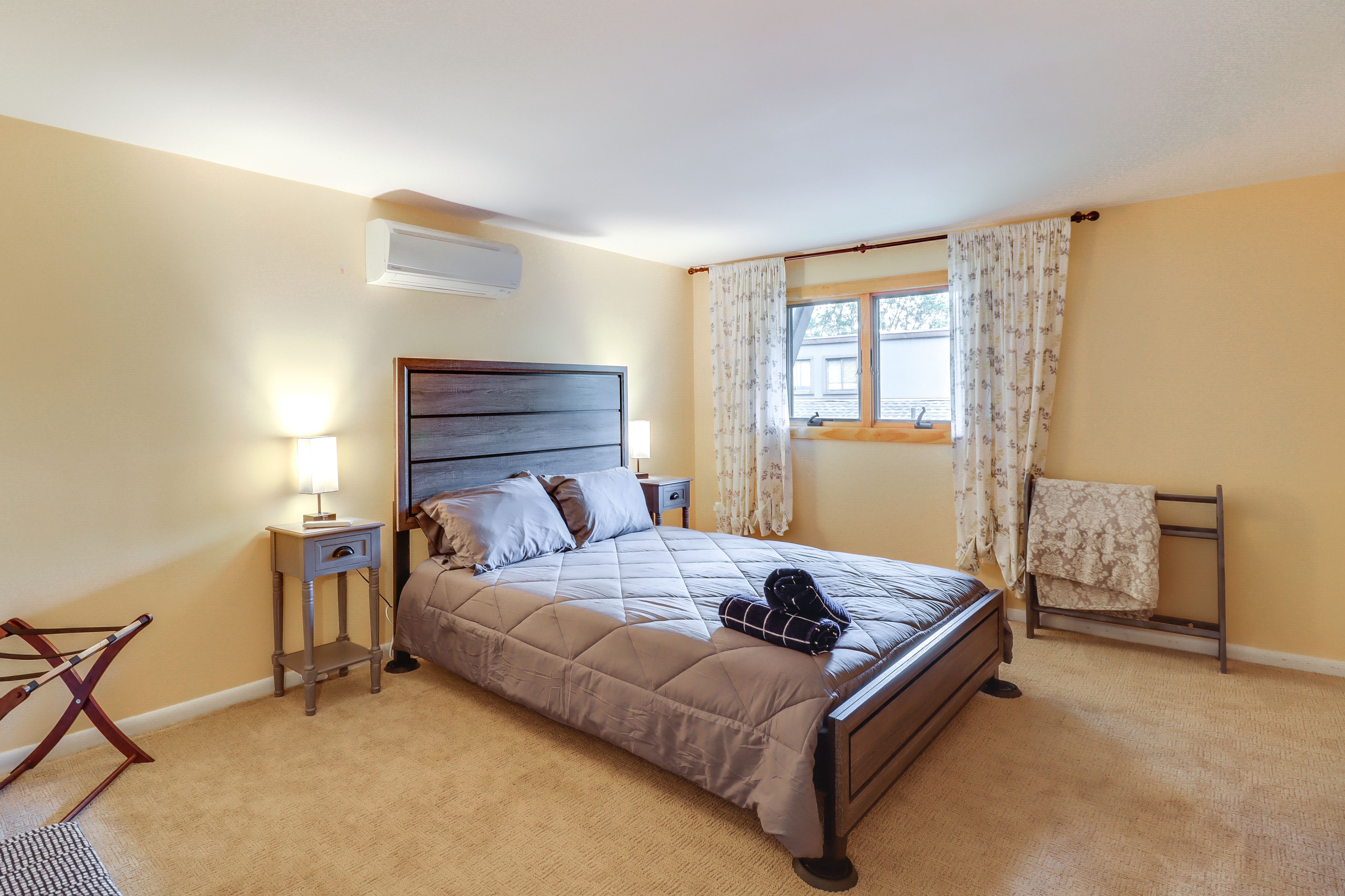 Bedroom 1 | Queen Bed | 1st Floor