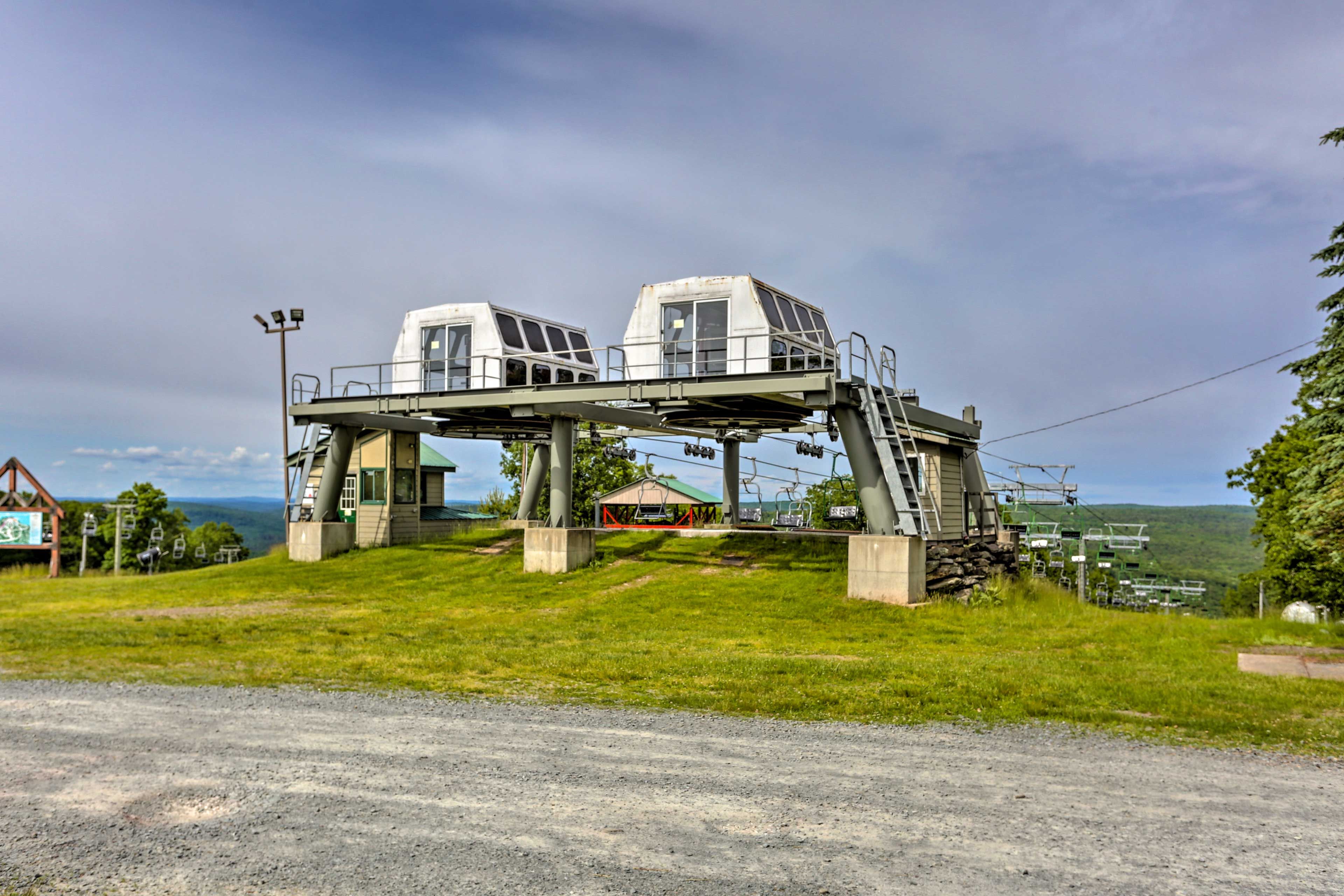 Community Amenities | Skiing | Pools | Playground | Lake Beach