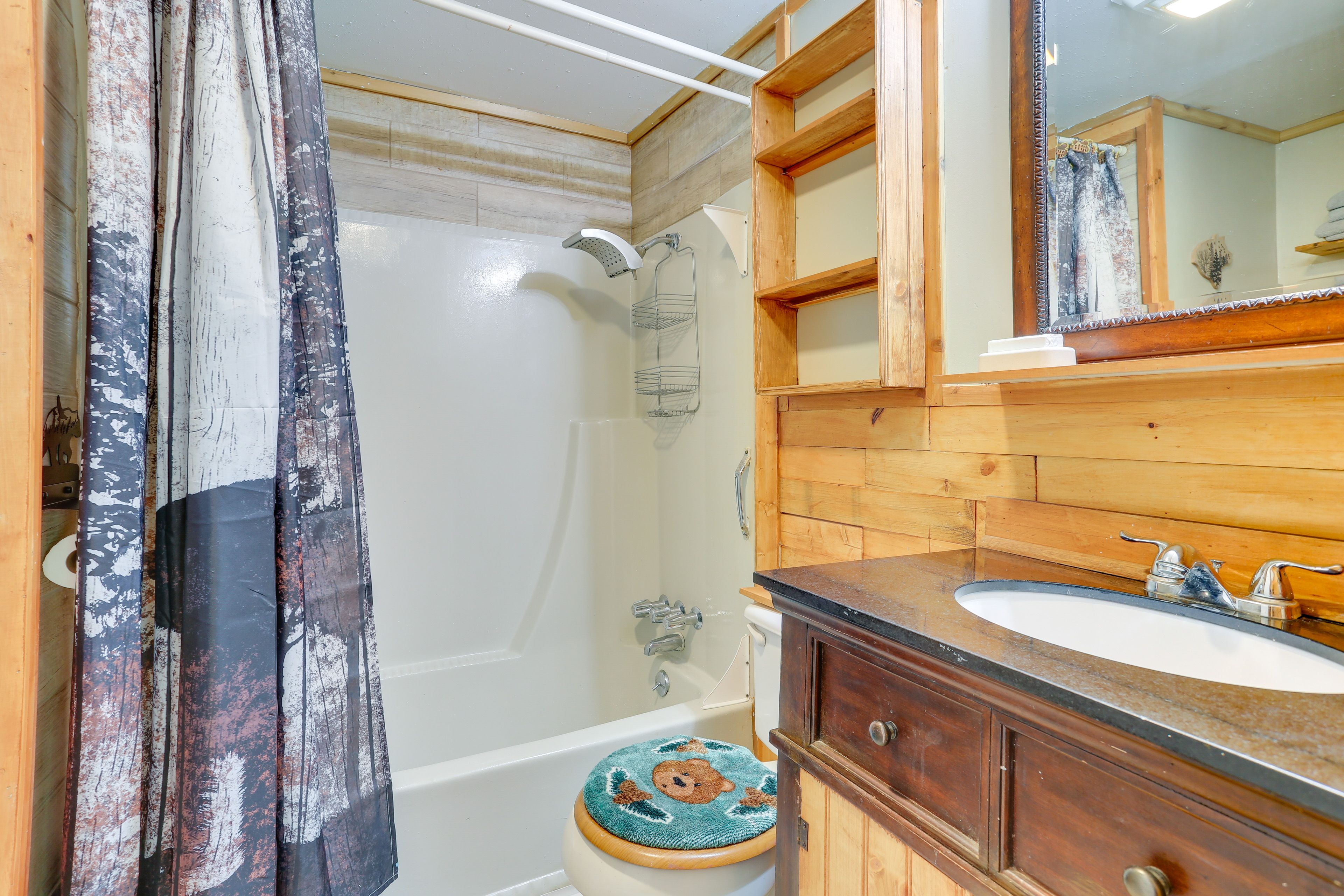 Bathroom | Complimentary Toiletries | Towels Provided