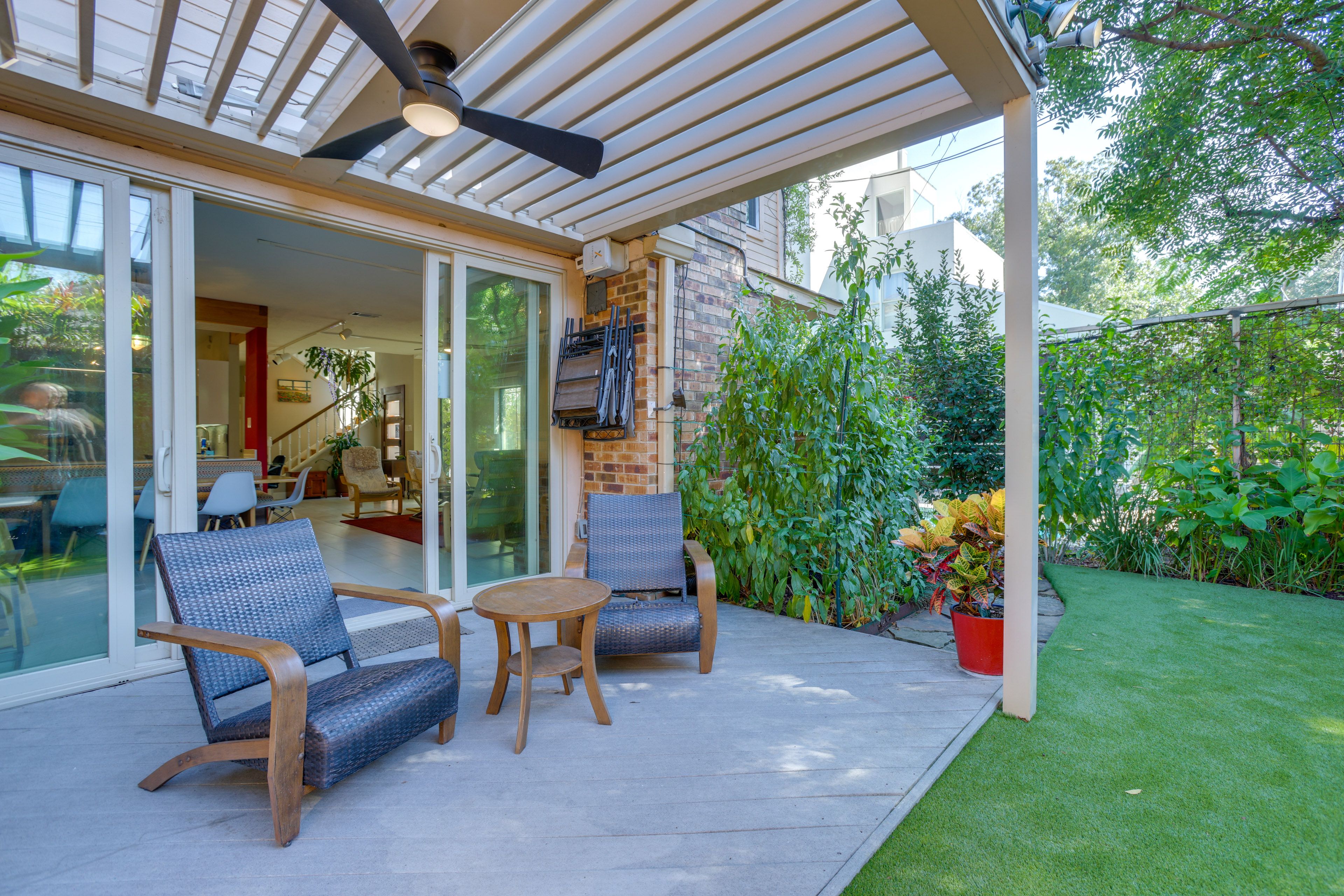 Private Backyard | Adjustable Pergola | Deck w/ Seating