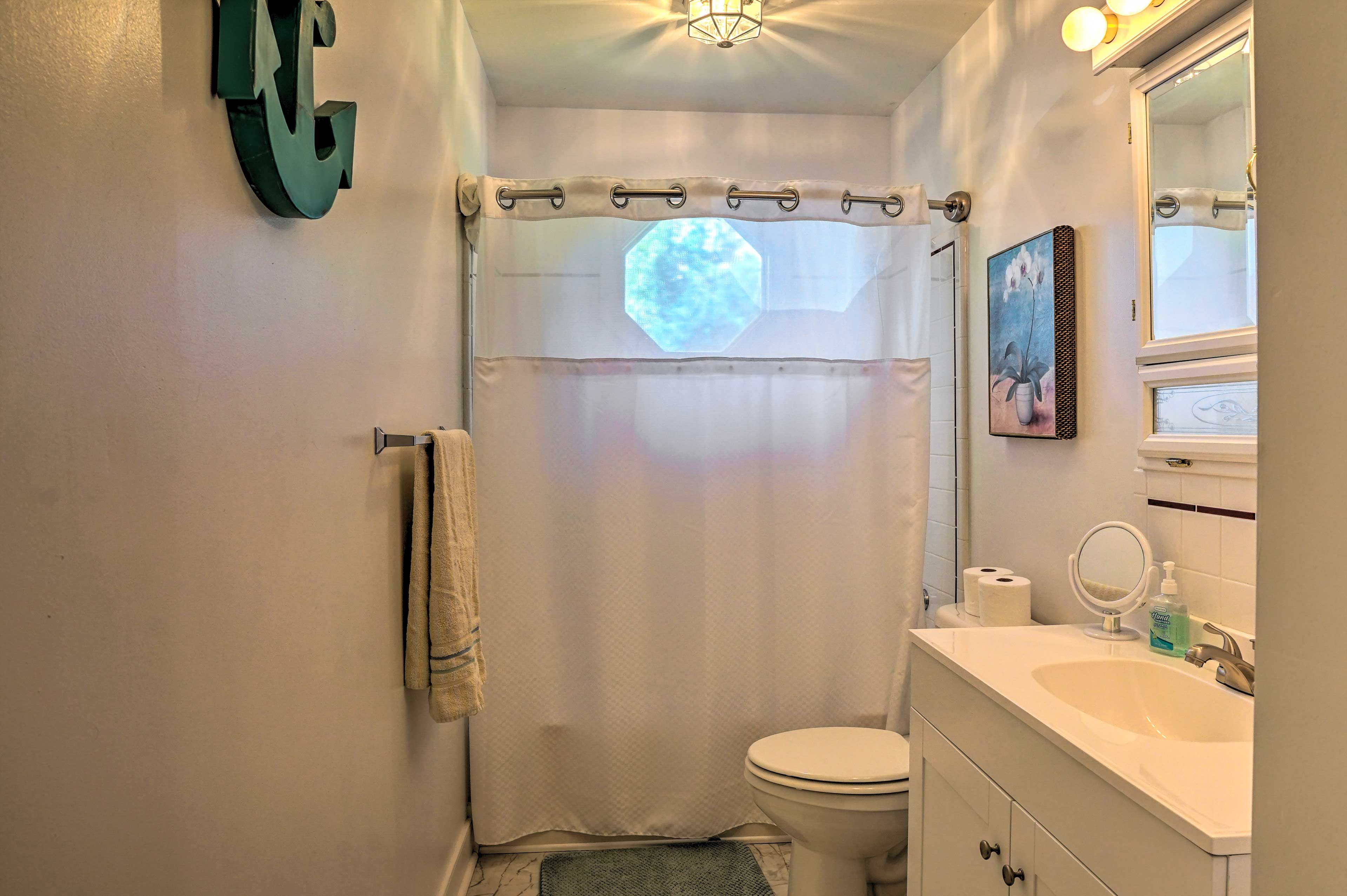 Full Bath | Towels Provided