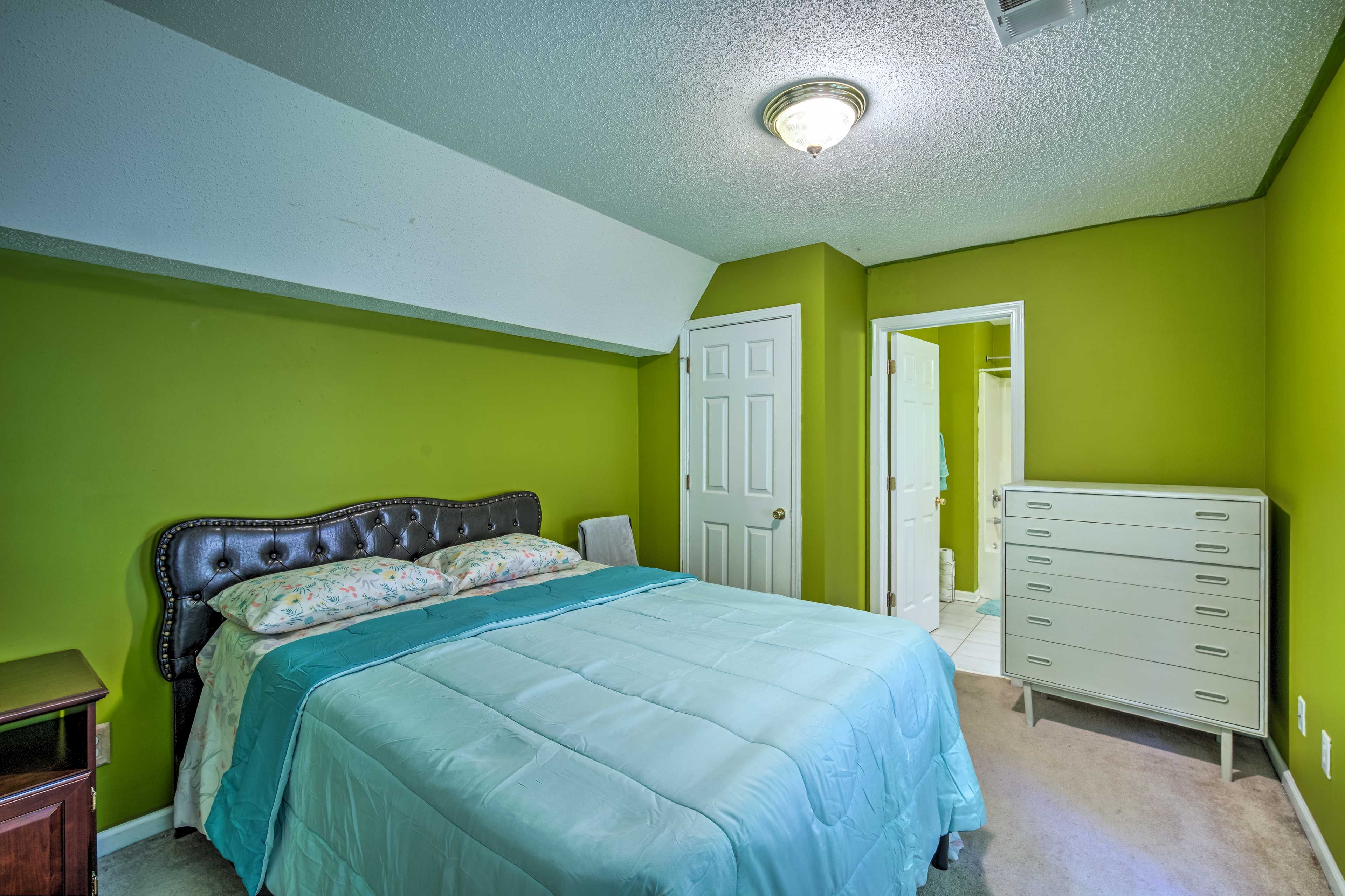 Bedroom 5 | Queen Bed | Lower Level | En-Suite Bathroom