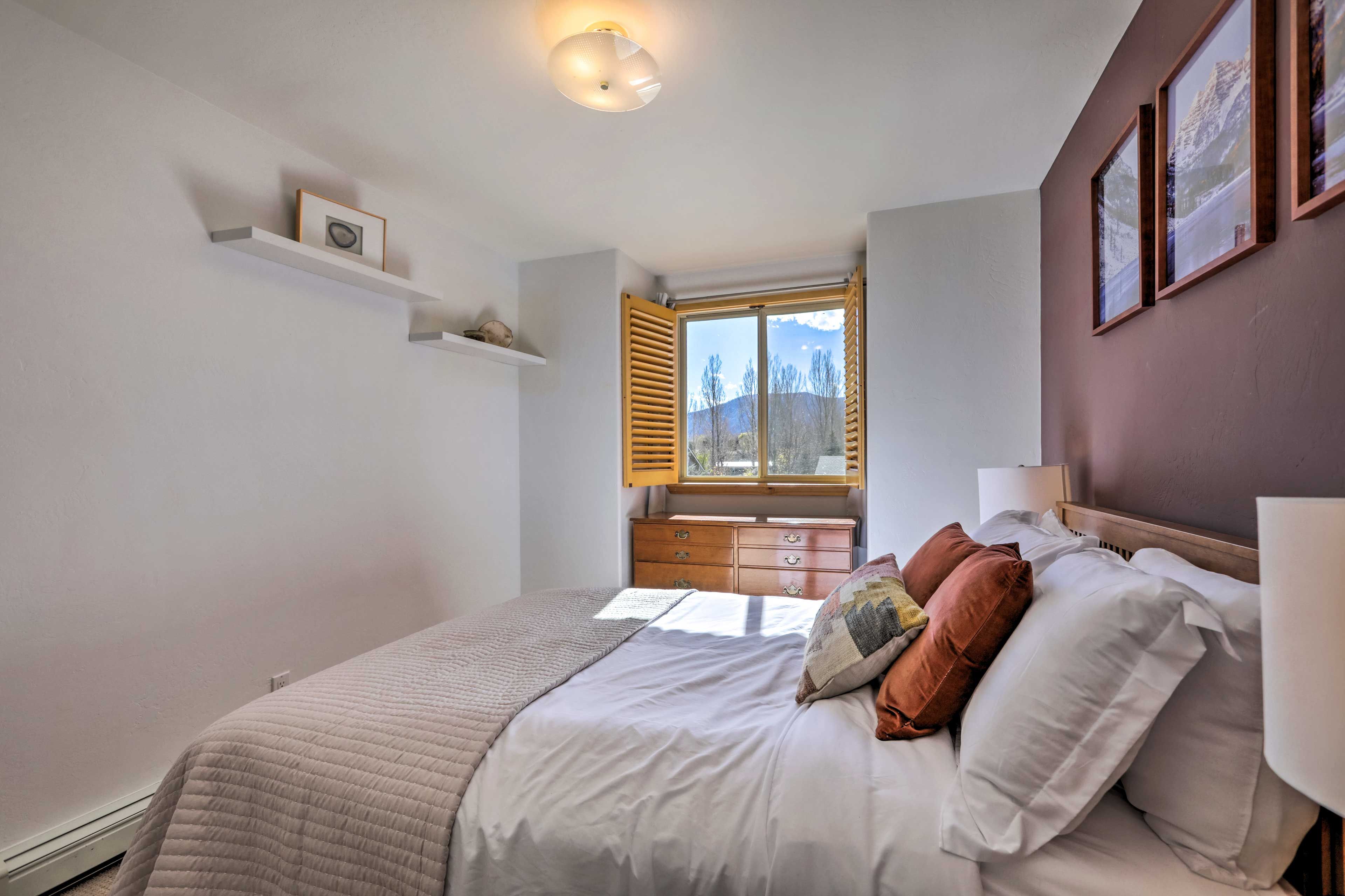 Bedroom 3 | 3rd Floor | Queen Bed | Dresser | Closet | Linens Provided