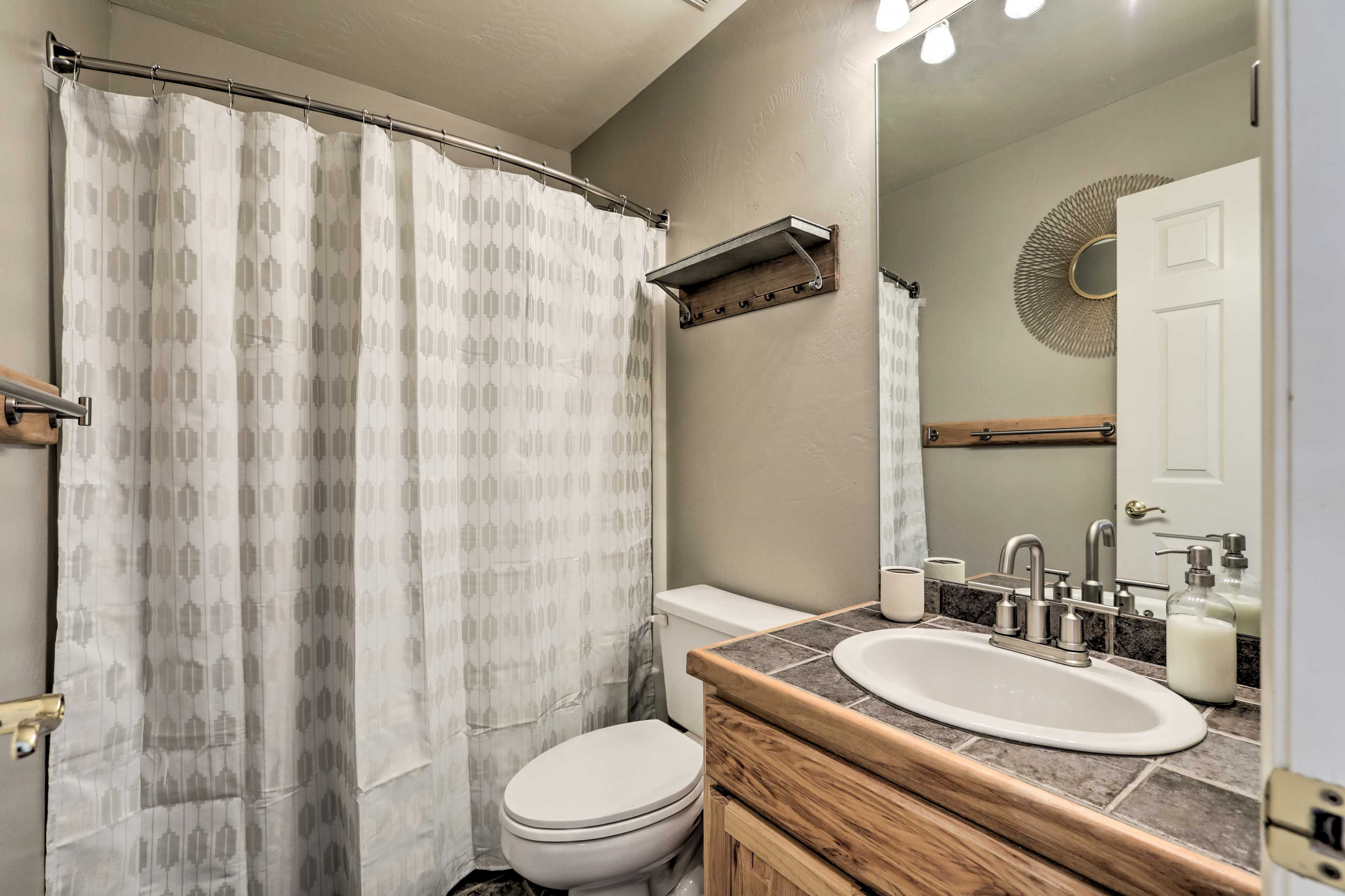 Full Bathroom | 3rd Floor | Shower/Tub Combo | Towels Provided