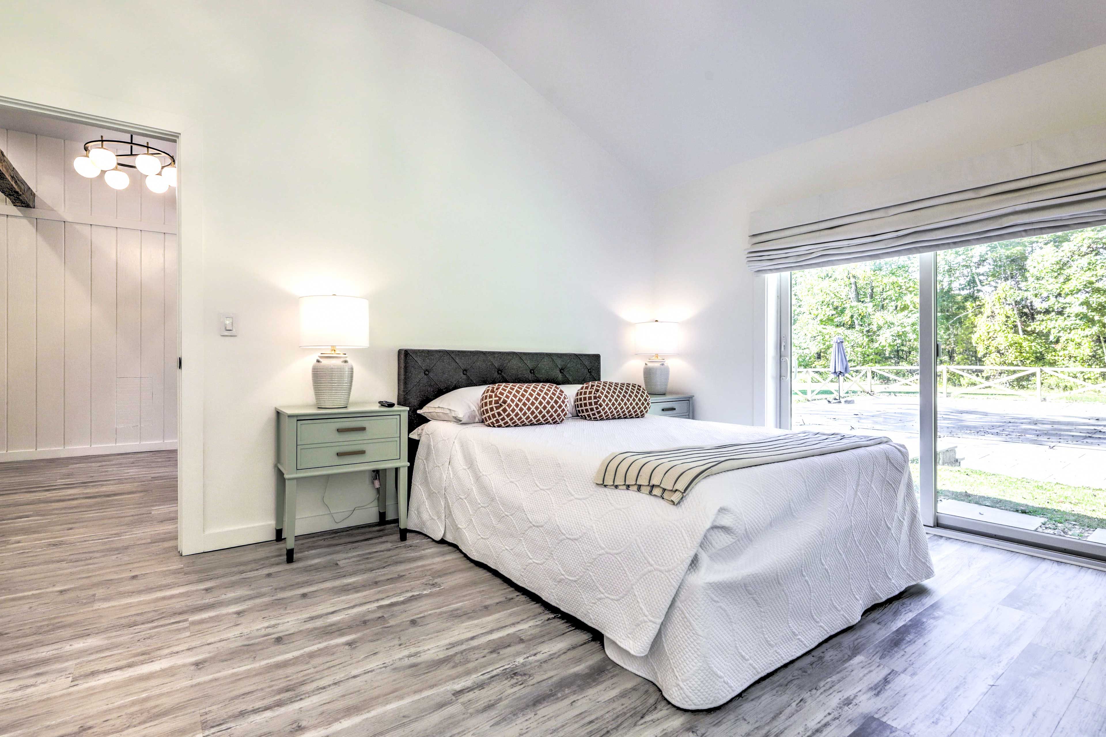 Bedroom 1 | Queen Bed | 1st Floor | Smart TV
