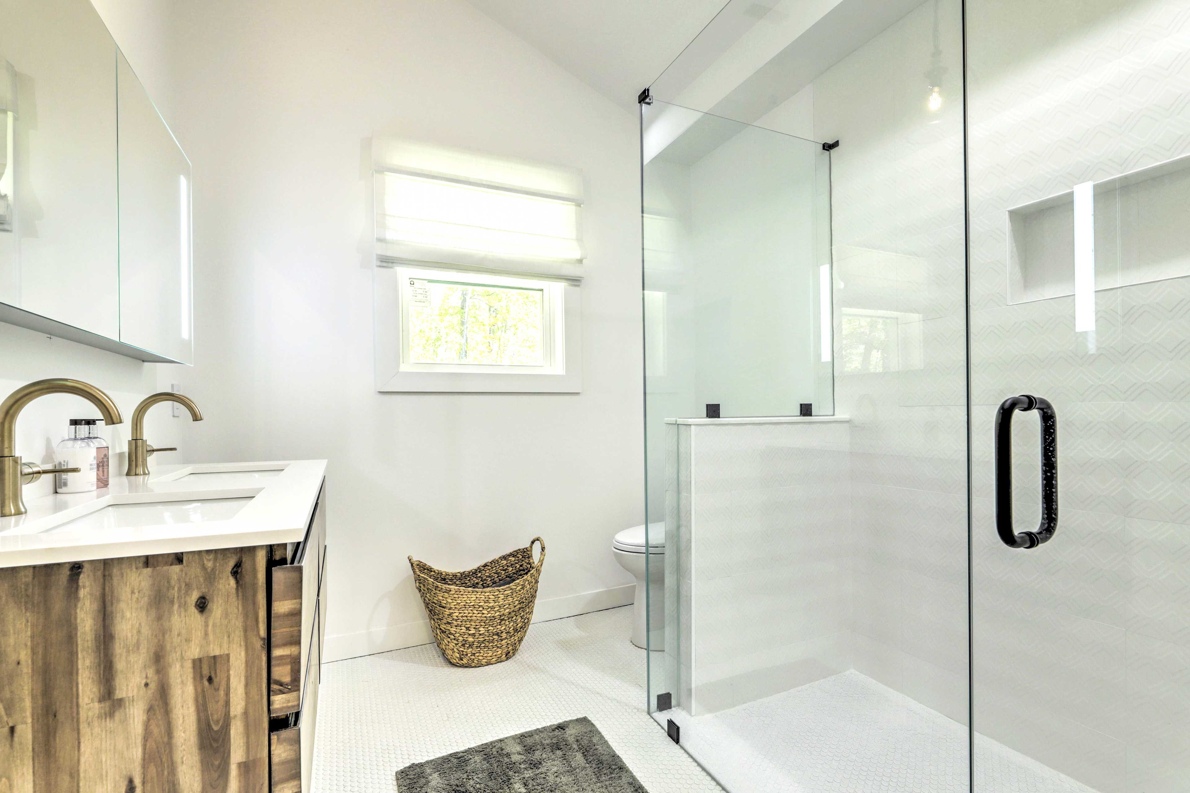 Full Bathroom | Towels Provided